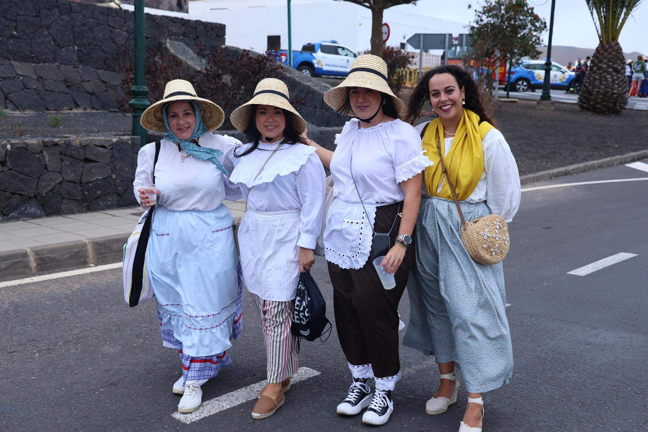 Ofrendas a la Virgen de Los Dolores.