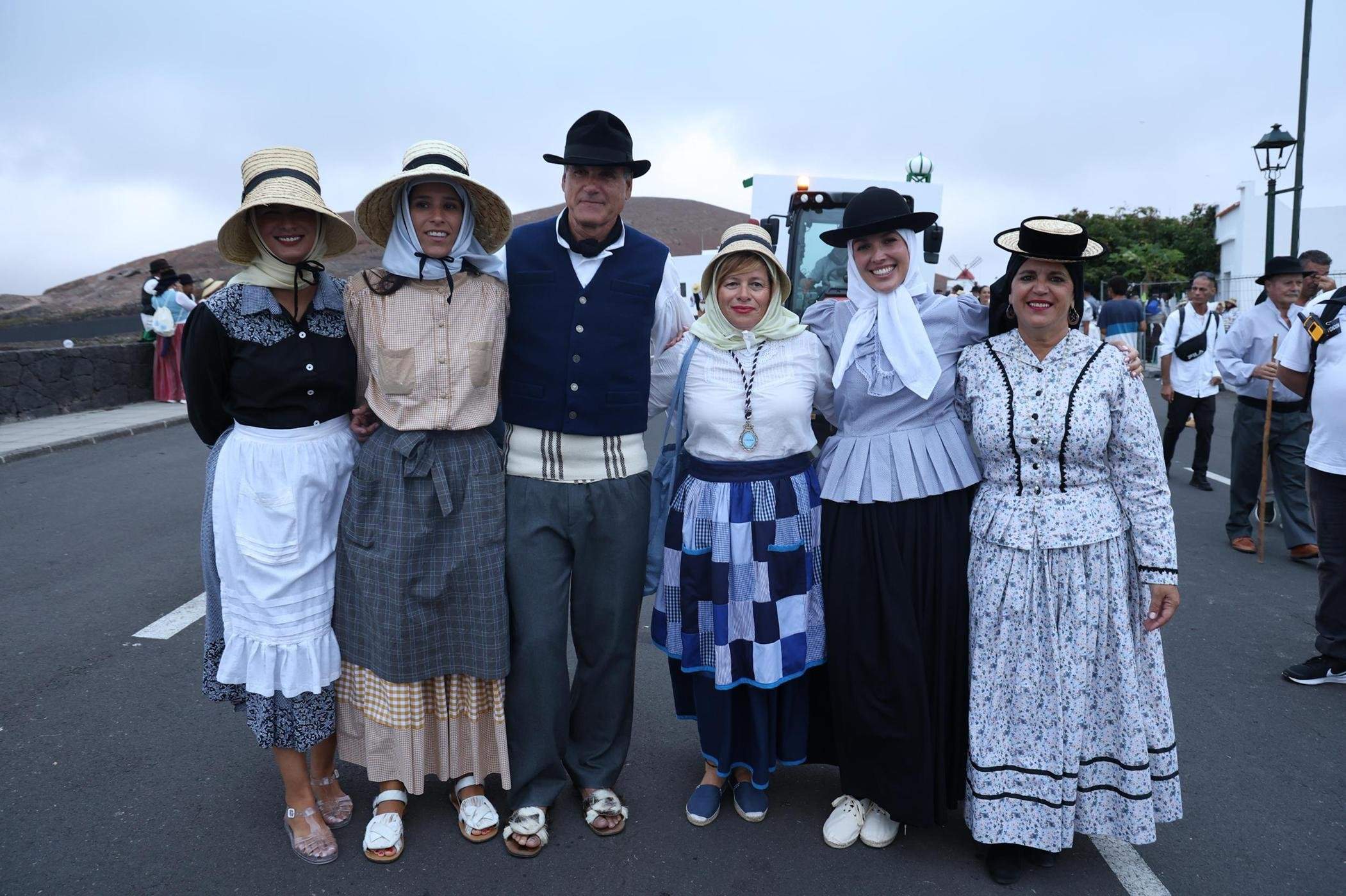 Ofrendas a la Virgen de Los Dolores.