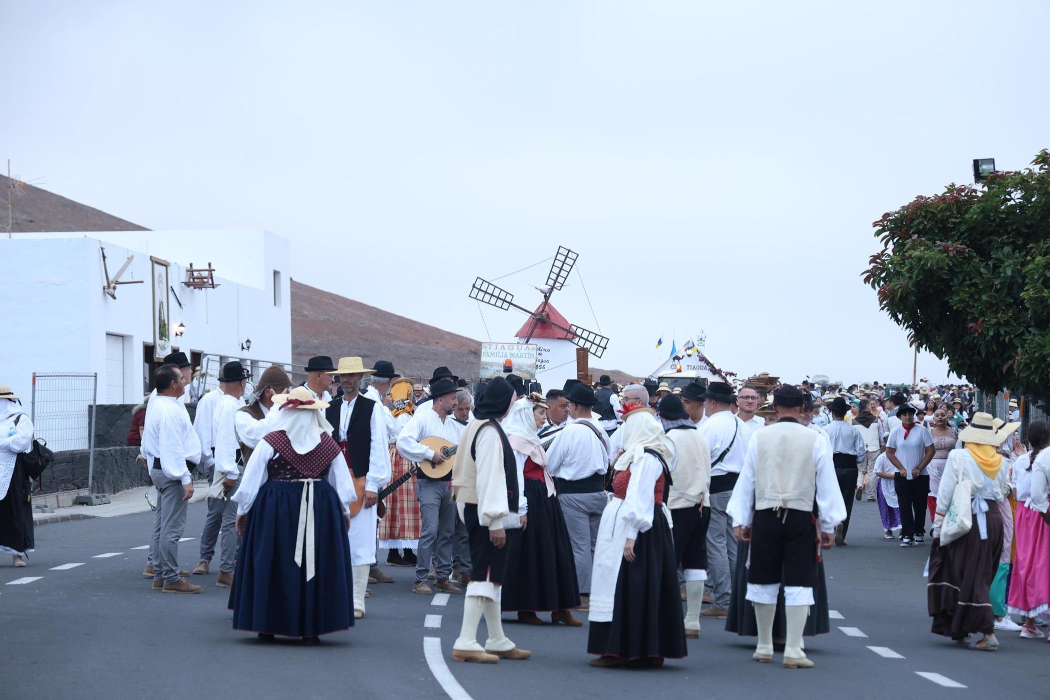 Ofrendas a la Virgen de Los Dolores.