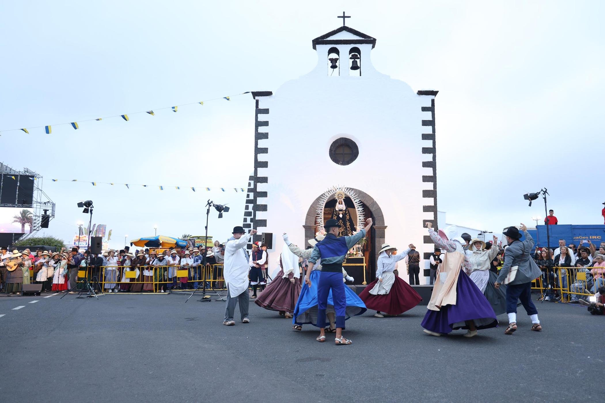 Ofrendas a la Virgen de Los Dolores. Fotos: La Voz.