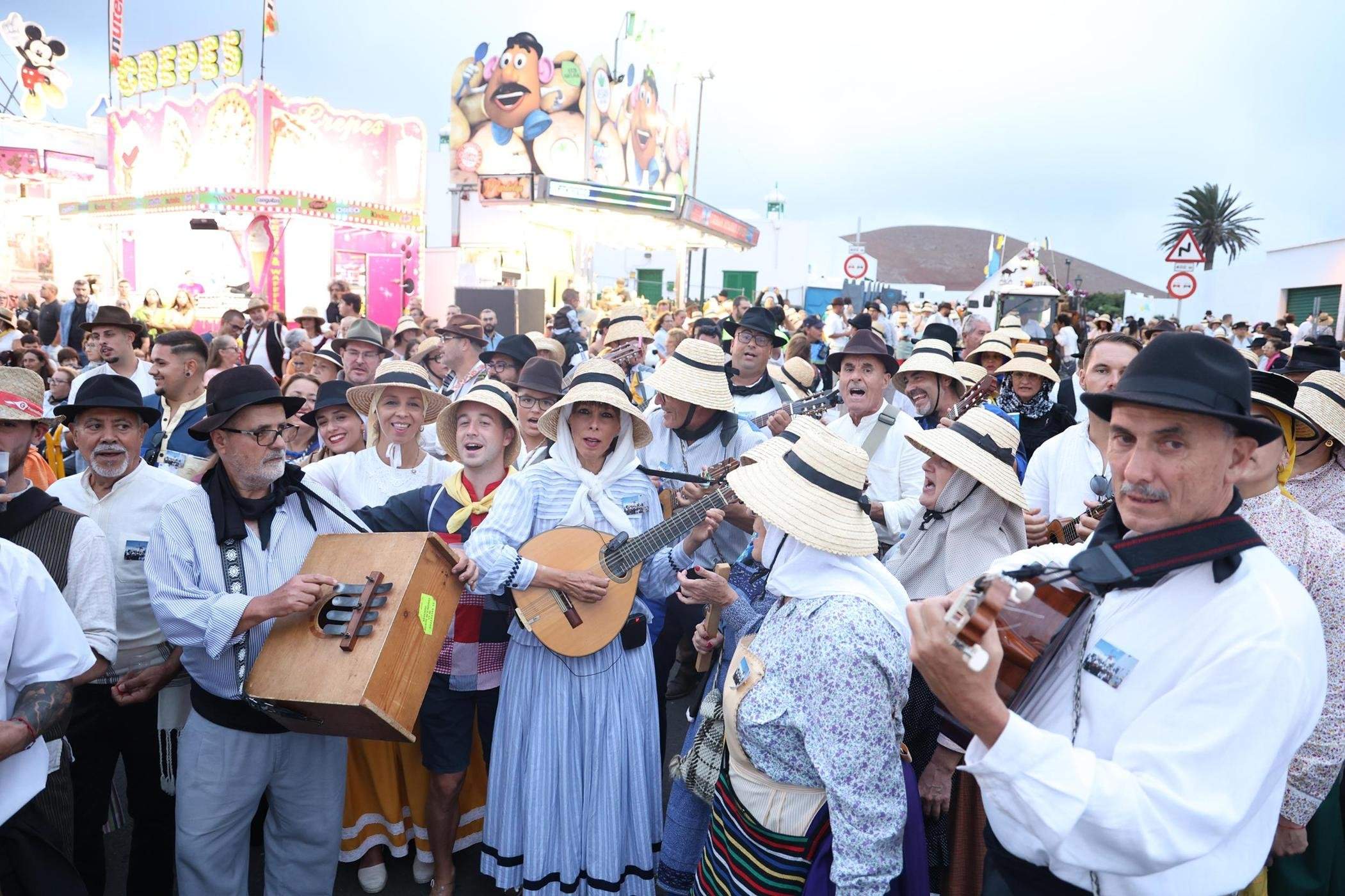 Ofrendas a la Virgen de Los Dolores. Fotos: La Voz.