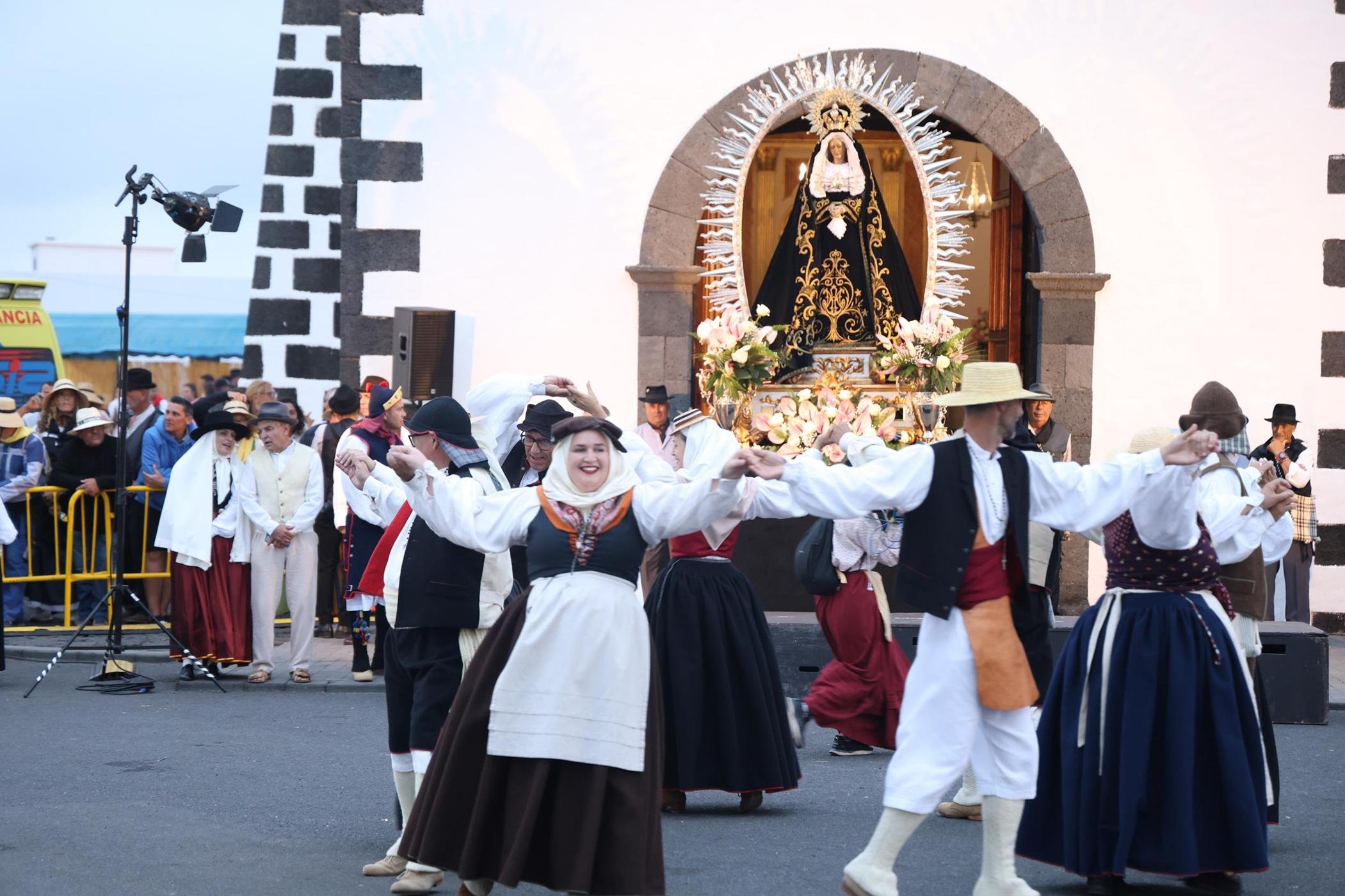 Ofrendas a la Virgen de Los Dolores. Fotos: La Voz.
