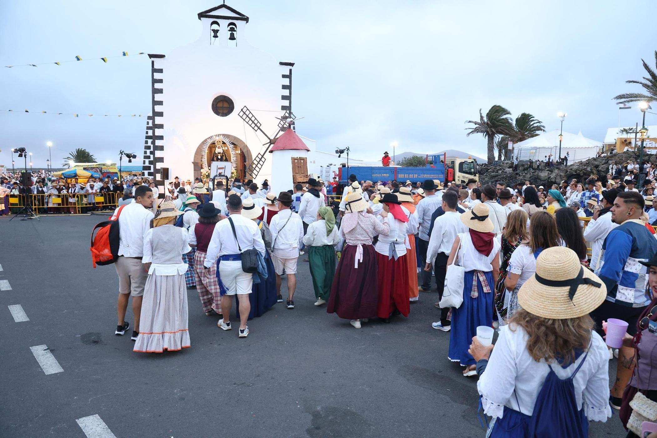 Ofrendas a la Virgen de Los Dolores. Fotos: La Voz.