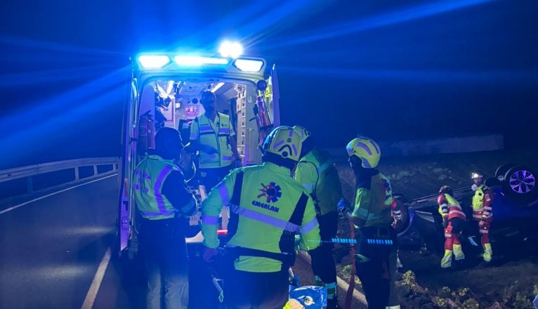 Efectivos de Emerlan trabajando en la zona del accidente.