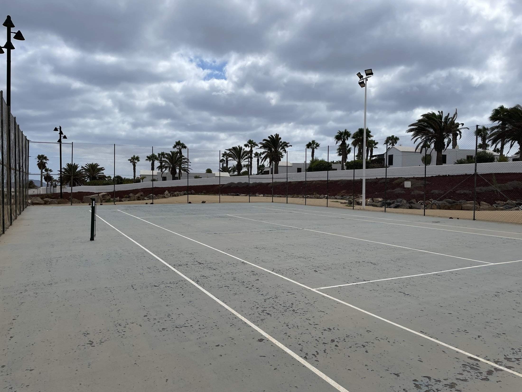 Pista de tenis sin red en el Parque Atlántico