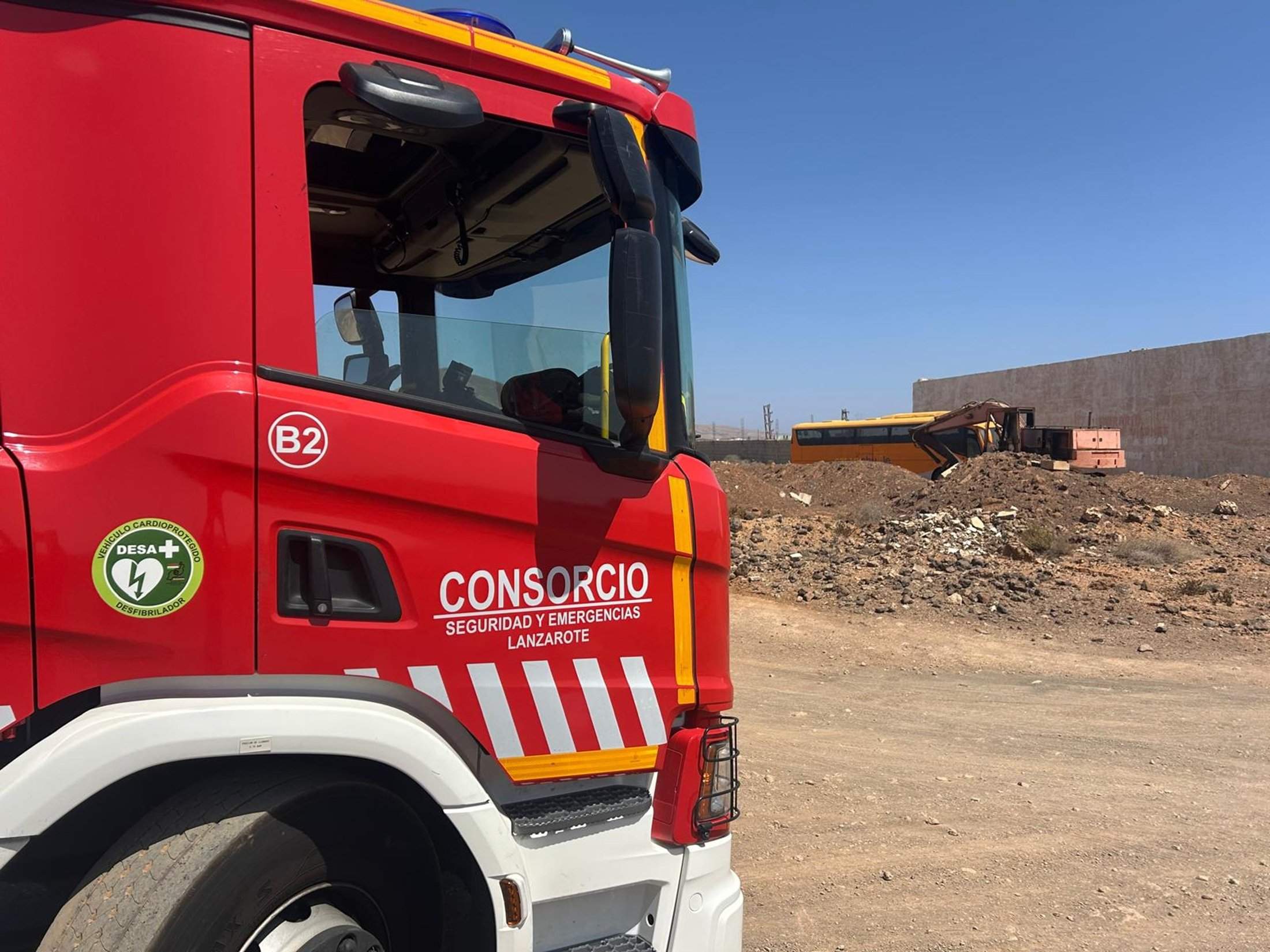 Los bomberos apagan el incendio de una excavadora en Argana Alta