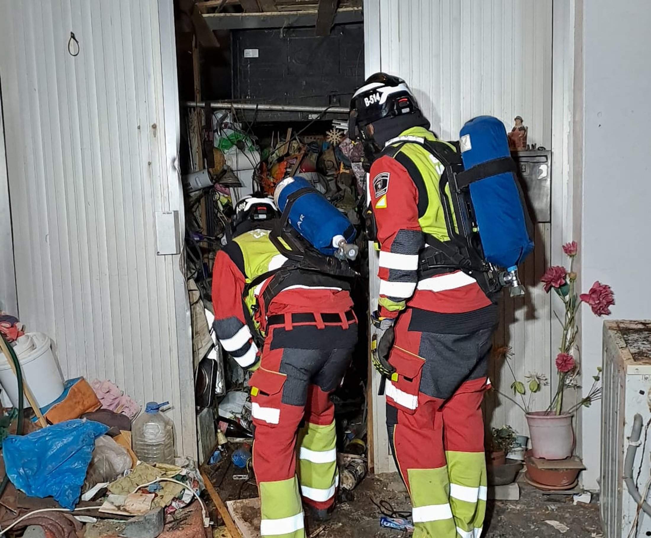 Momento en el que los bomberos entran en la vivienda