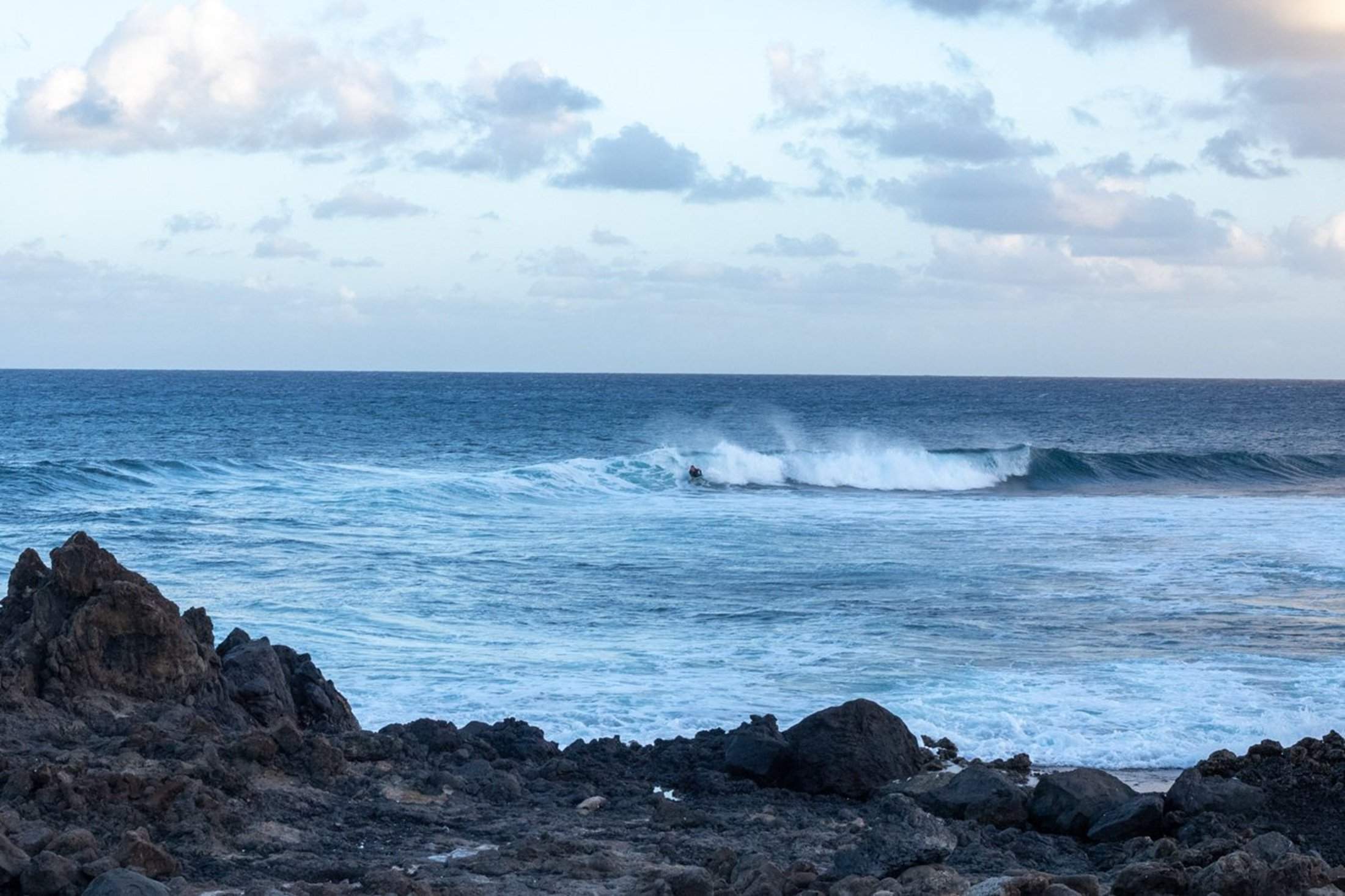 Oleaje en Punta Mujeres, Lanzarote. Foto: Andrea Domínguez. Economía azul.