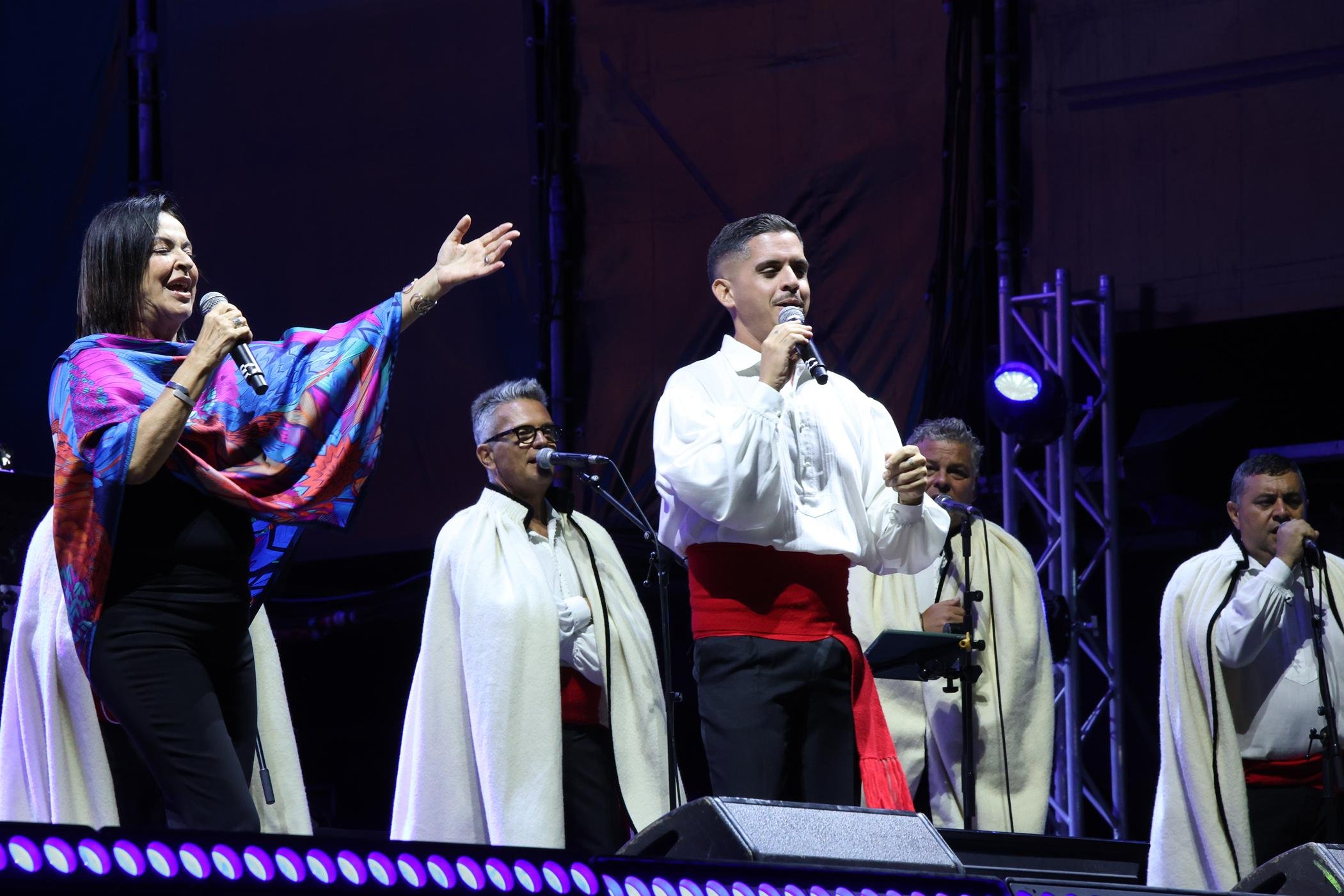 Concierto de Los Sabandeños, Olga Cerpa y Mestisay. Fotos: La Voz. Concierto de Los Sabandeños, Olga Cerpa y Mestisay. Fotos: La Voz.