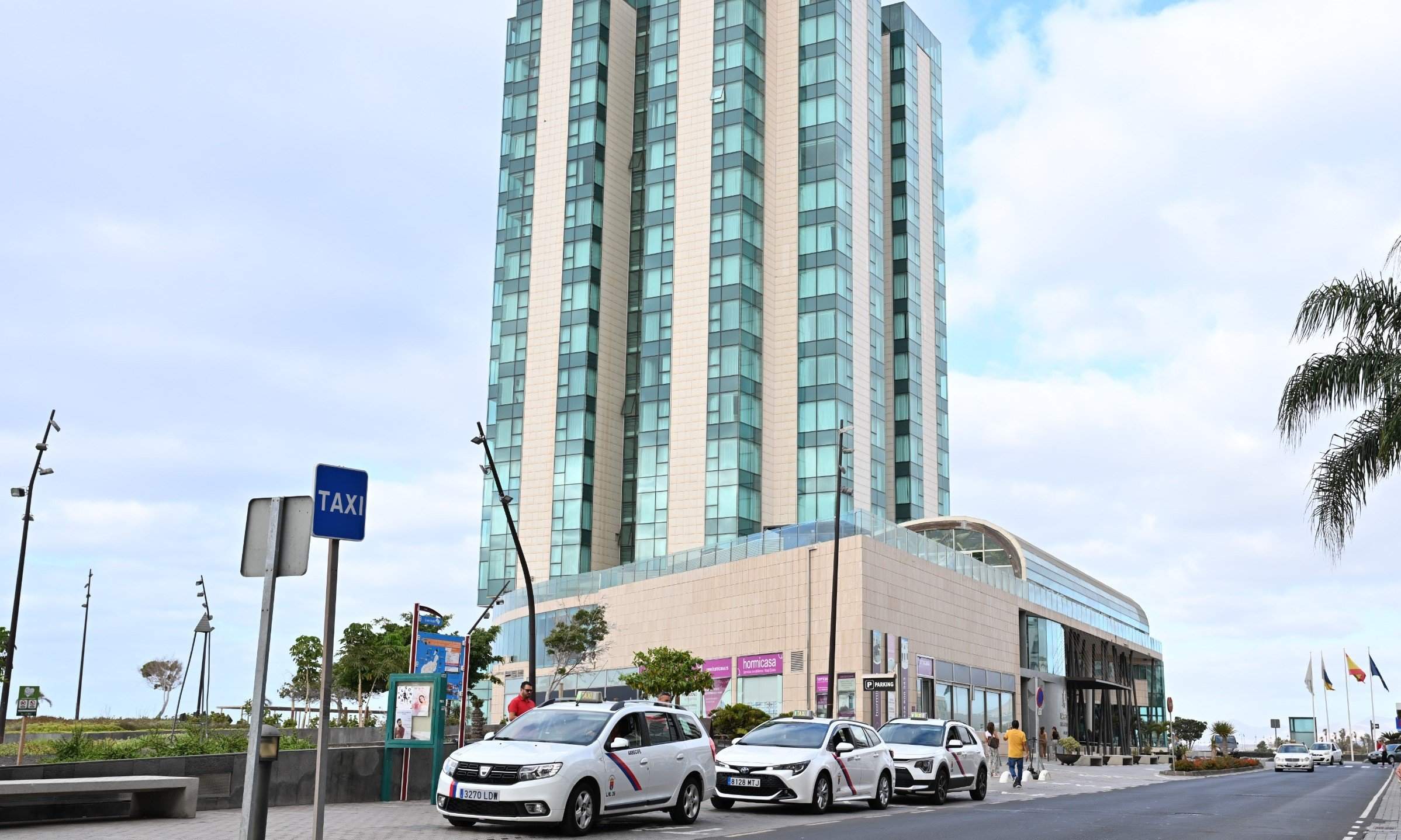 Arrecife convoca nuevos exámenes para conducir taxis en la capital de Lanzarote. Parada de taxis en la avenida de la ciudad 