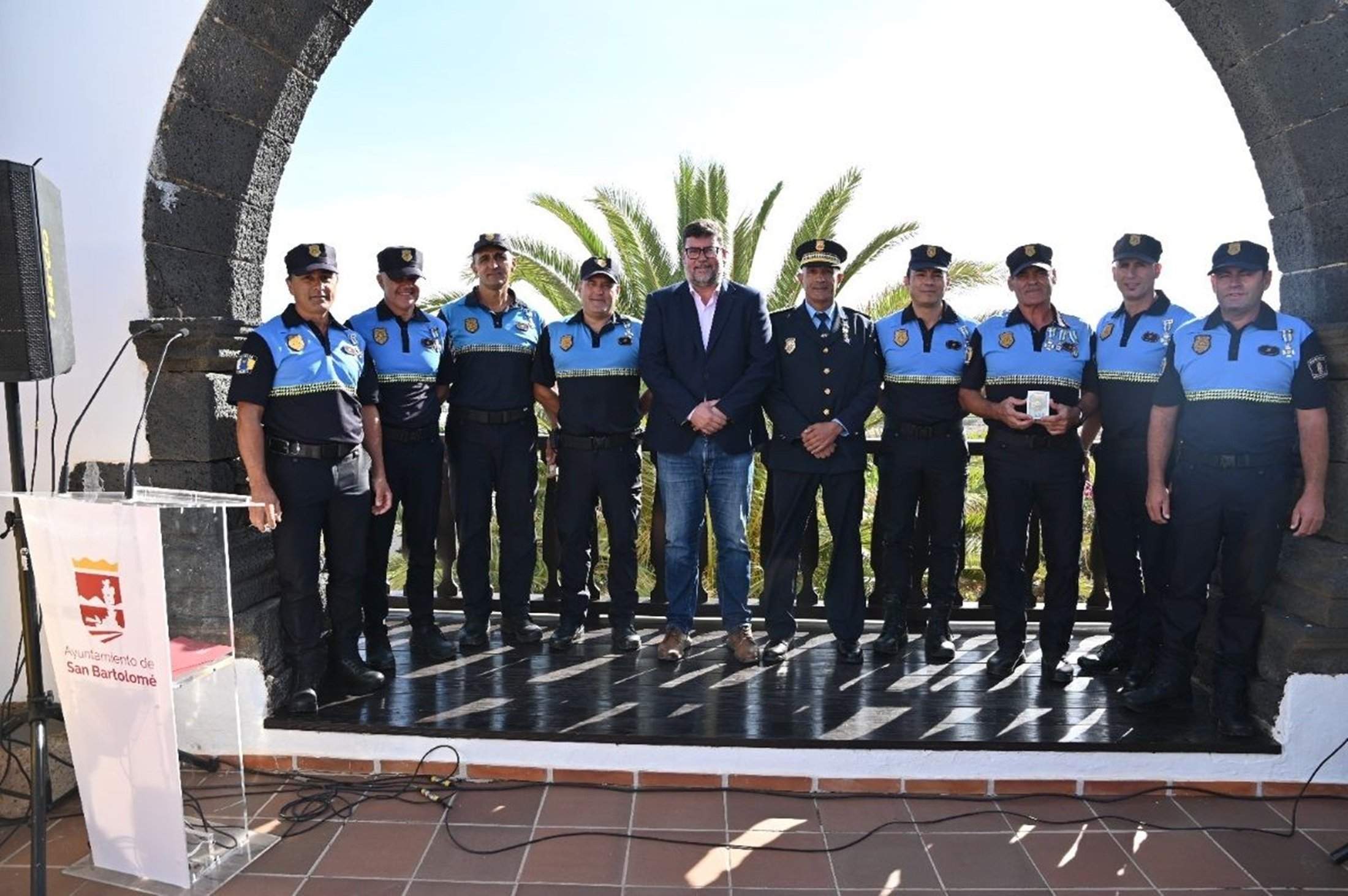 Un grupo de agentes de la Policía Local de San Bartolomé junto al alcalde Isidro Pérez