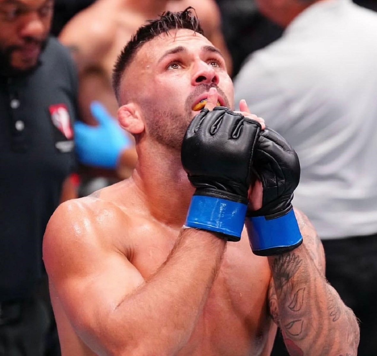 Hecher Sosa celebrando su victoria