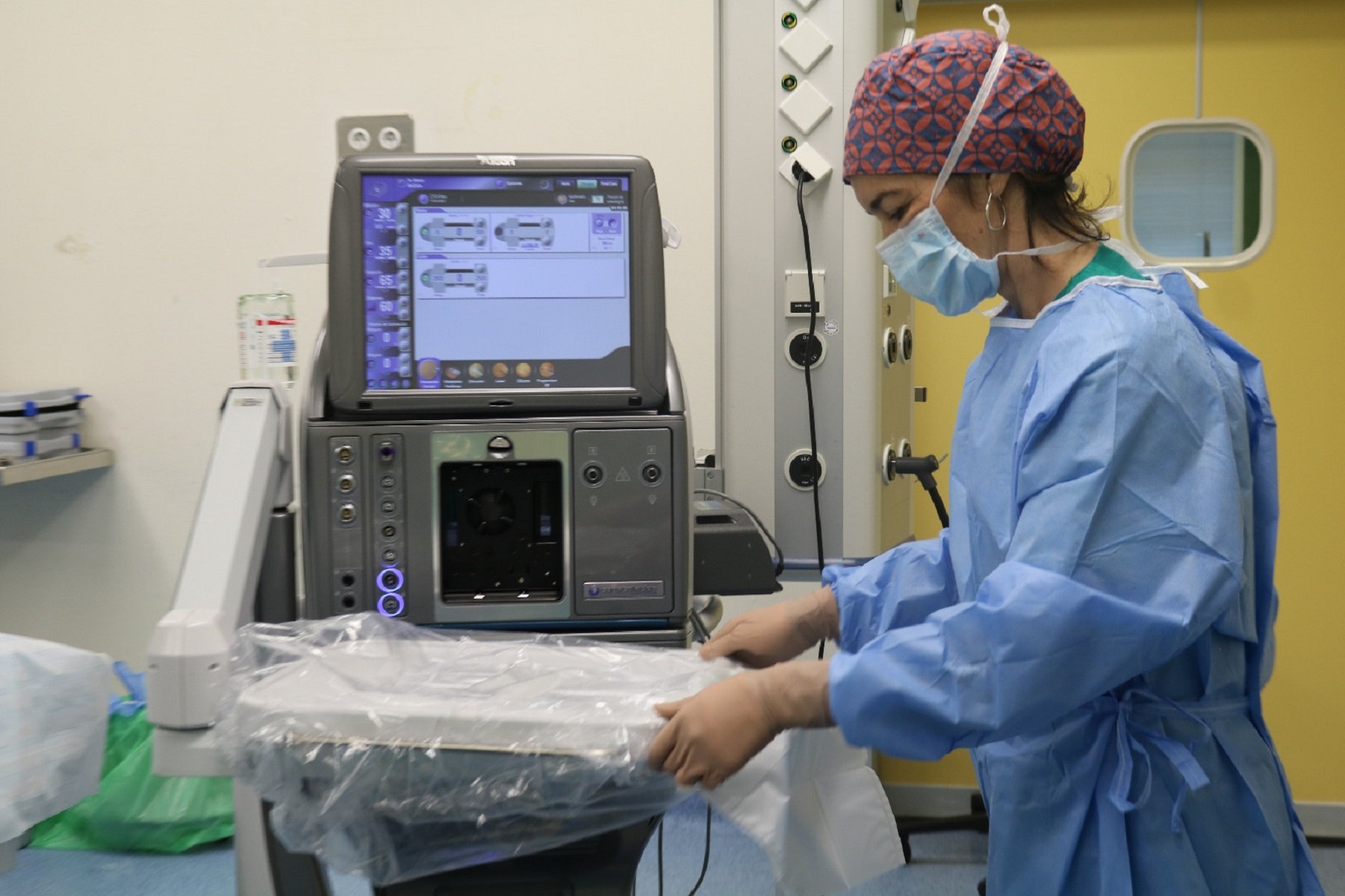 Una sanitaria trabajando en el Hospital Doctor José Molina Orosa.