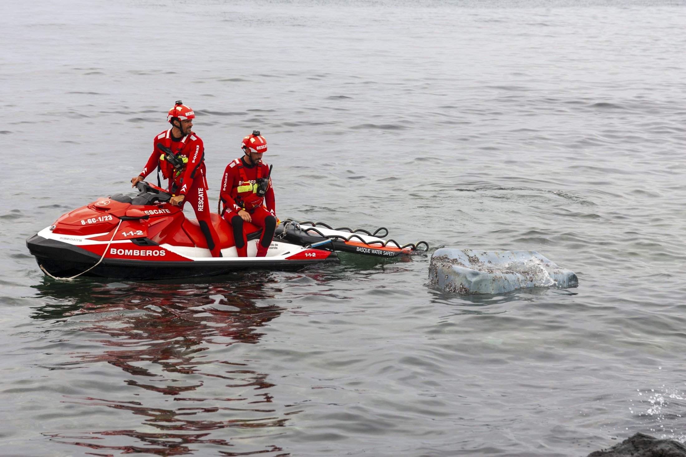 Bomberos del Consorcio junto a los restos de la estructura en la playa de Los Charcos. Foto: Juan Mateos