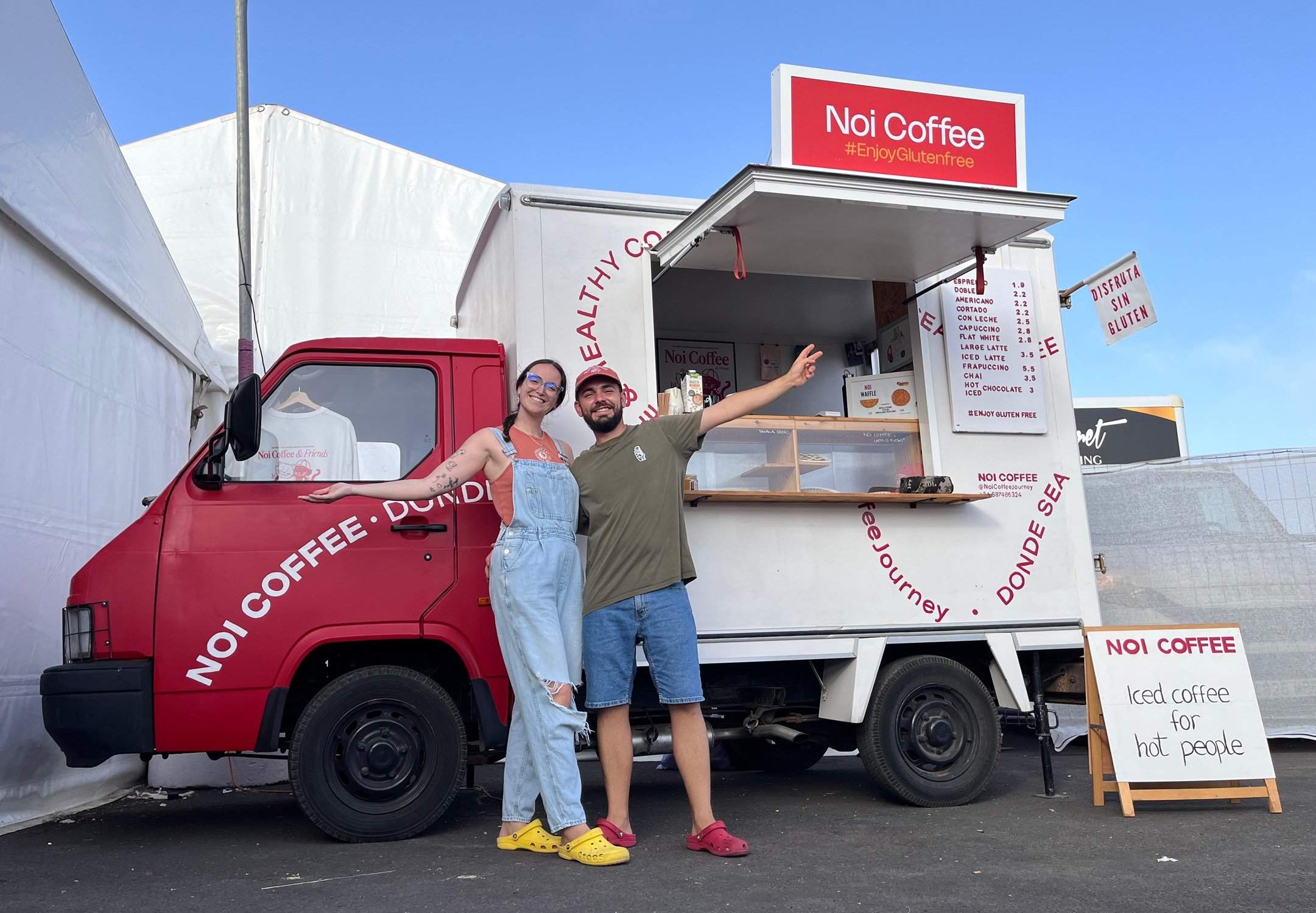 Tanc y su pareja junto al camión de Noi Coffee
