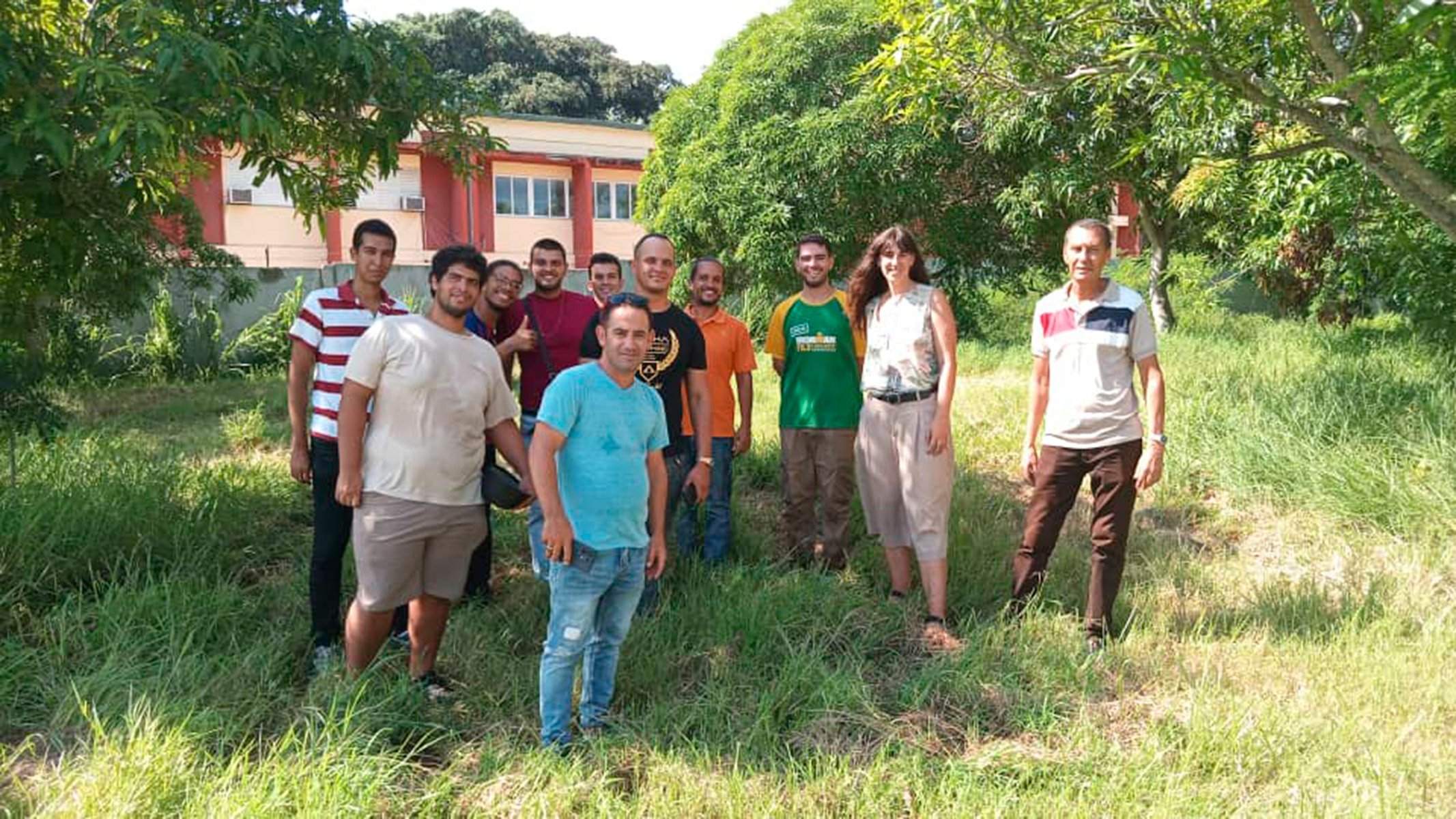 El lanzaroteño Echedey Aguilar (3i) en el proyecto de 'Valorización de la biodiversidad en Boyeros' en La Habana, Cuba. Foto: Cedida.