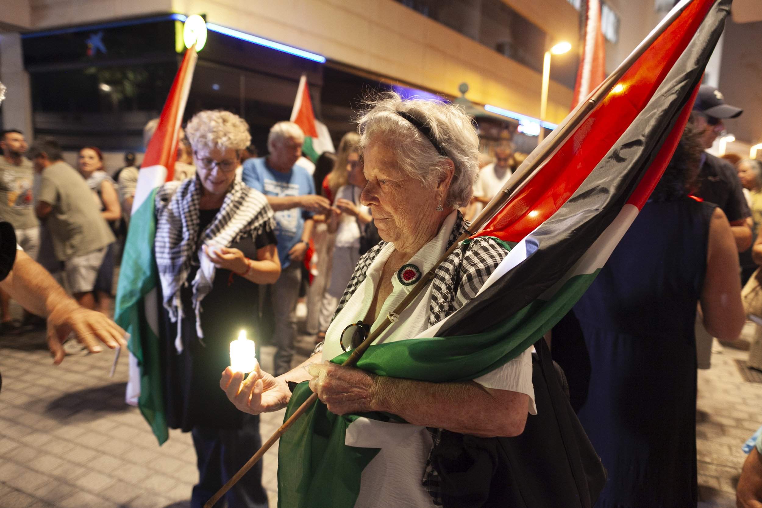 Vigilia de Lanzarote por el genocidio en Palestina. Fotos: Juan Mateos. Vigilia de Lanzarote por el genocidio en Palestina. Fotos: Juan Mateos.