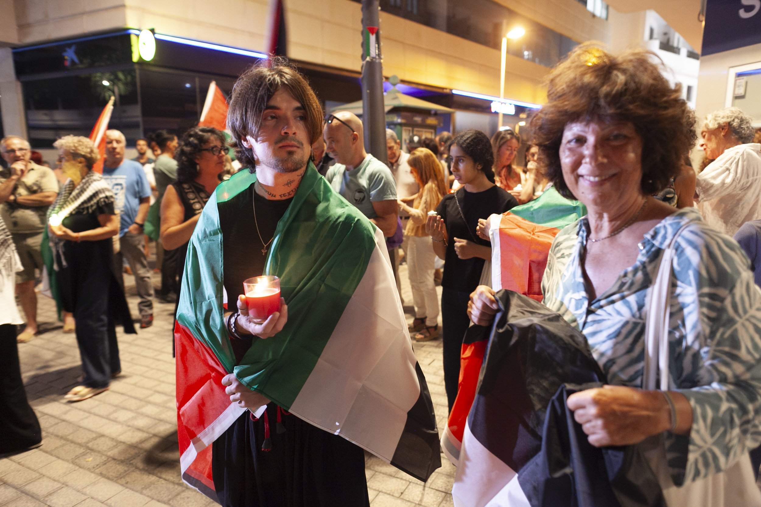 Vigilia de Lanzarote por el genocidio en Palestina. Fotos: Juan Mateos. Vigilia de Lanzarote por el genocidio en Palestina. Fotos: Juan Mateos.