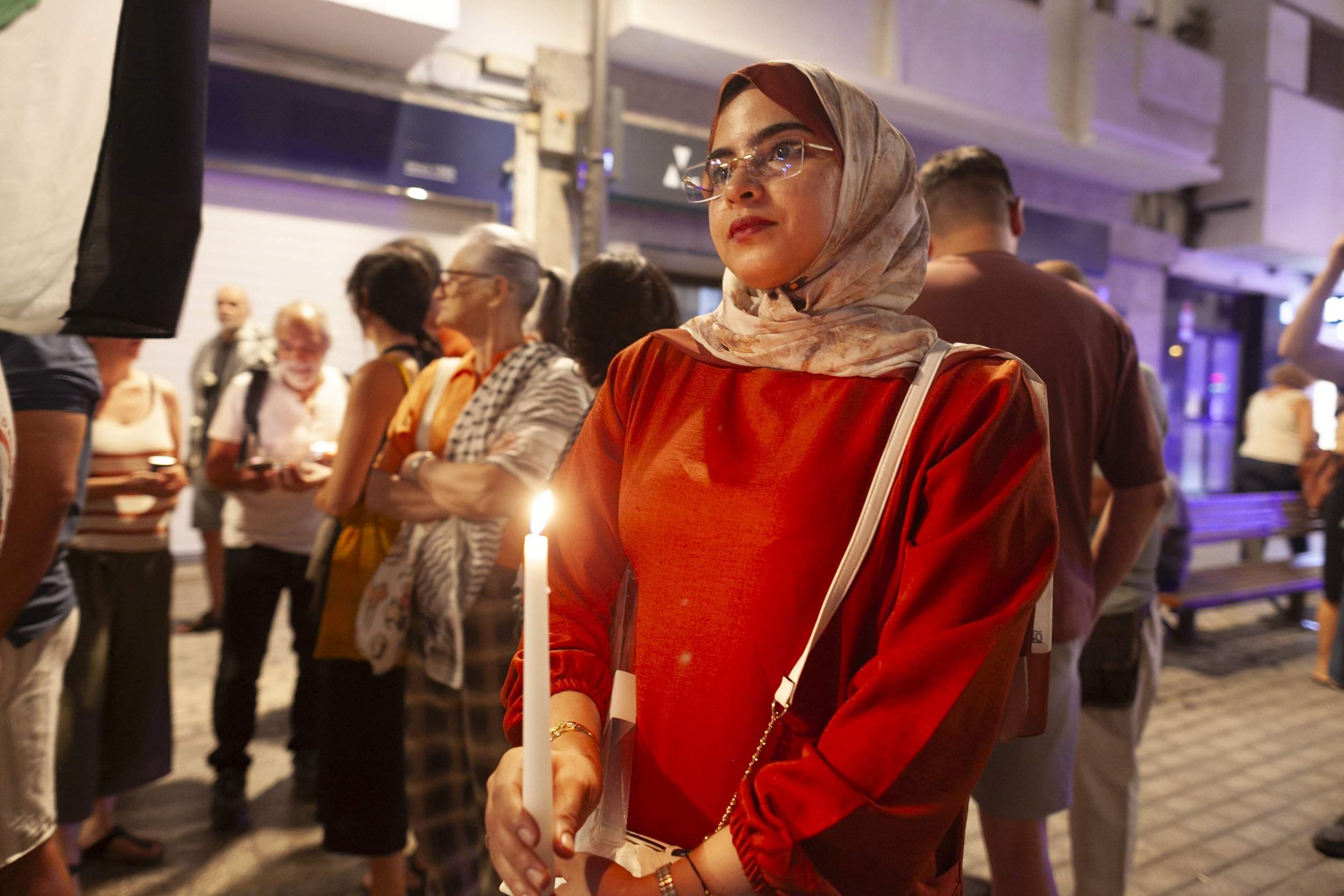 Vigilia de Lanzarote por el genocidio en Palestina. Fotos: Juan Mateos. Vigilia de Lanzarote por el genocidio en Palestina. Fotos: Juan Mateos.