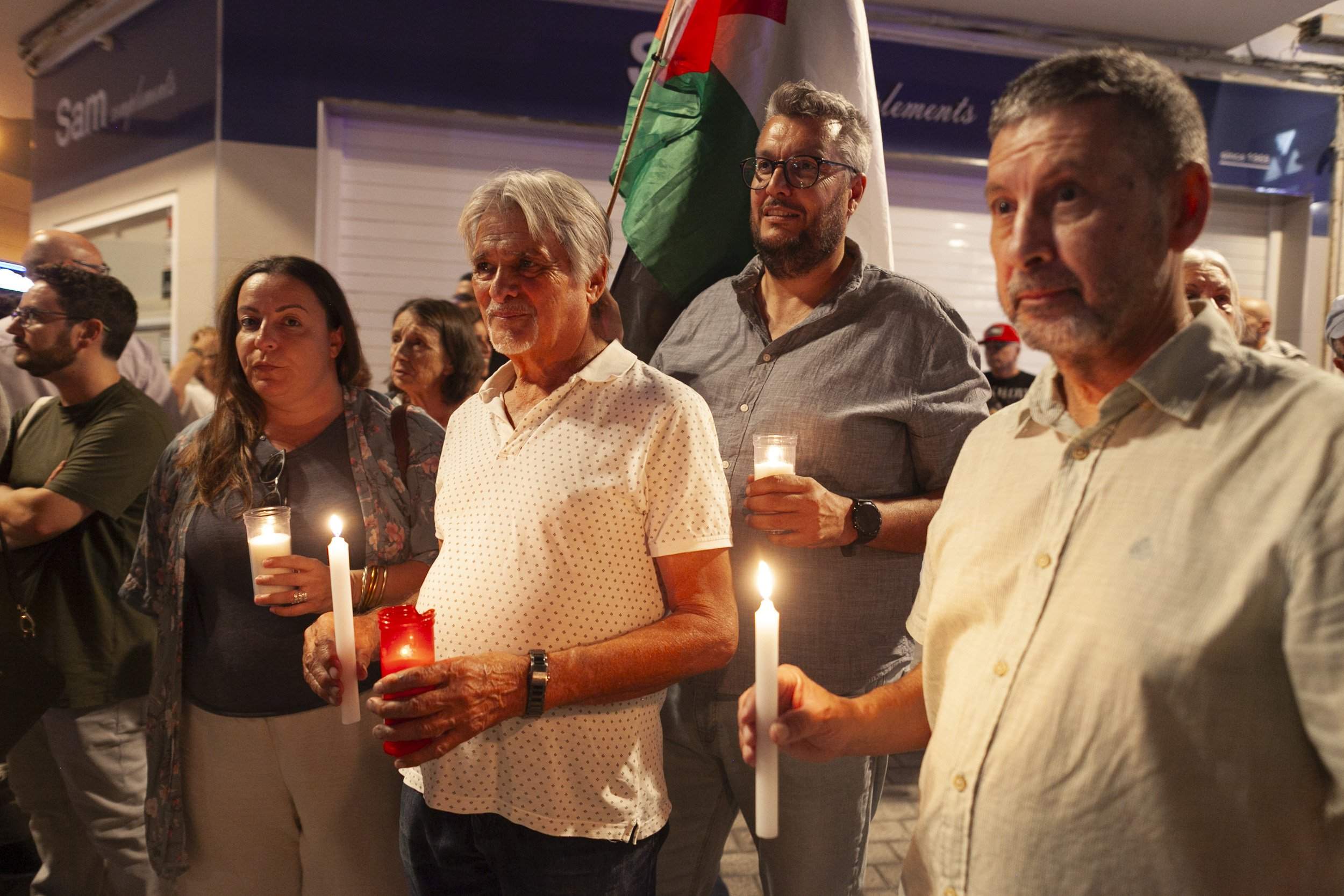 Vigilia de Lanzarote por el genocidio en Palestina. Fotos: Juan Mateos. Vigilia de Lanzarote por el genocidio en Palestina. Fotos: Juan Mateos.