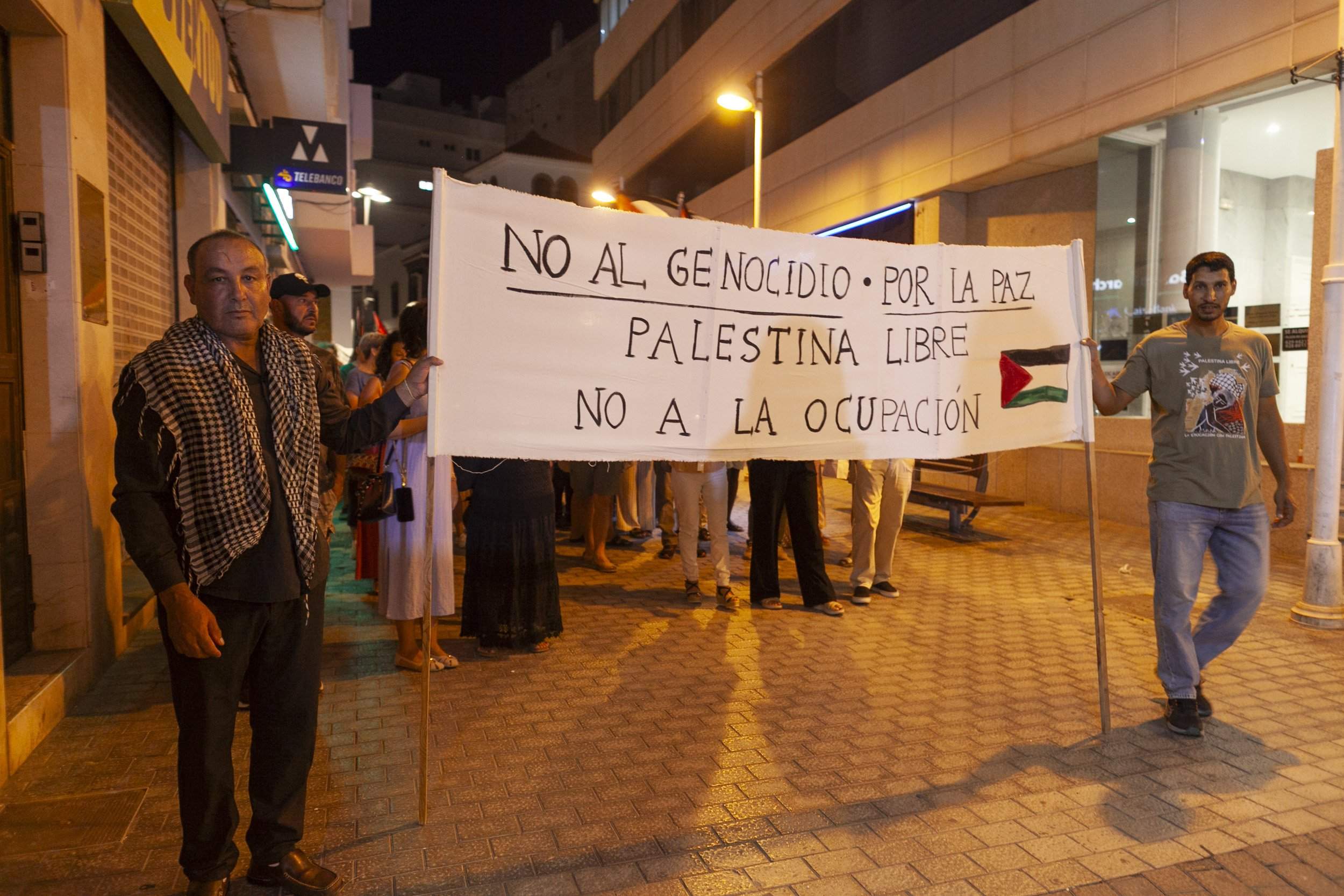 Vigilia de Lanzarote por el genocidio en Palestina. Fotos: Juan Mateos. Vigilia de Lanzarote por el genocidio en Palestina. Fotos: Juan Mateos.