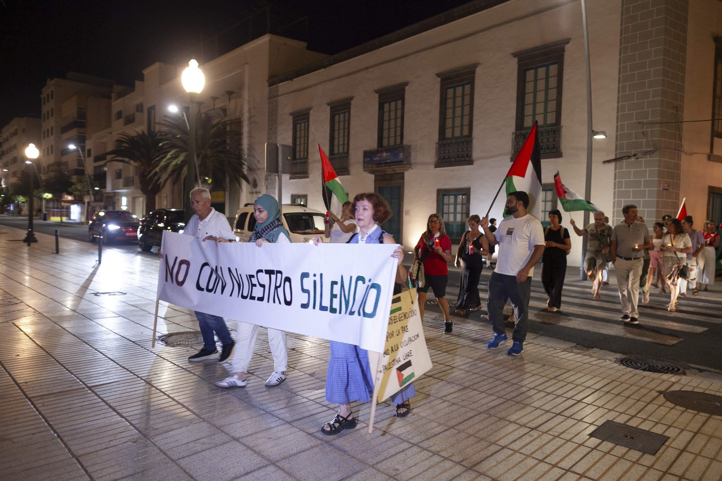 Vigilia de Lanzarote por el genocidio en Palestina. Fotos: Juan Mateos. Vigilia de Lanzarote por el genocidio en Palestina. Fotos: Juan Mateos.