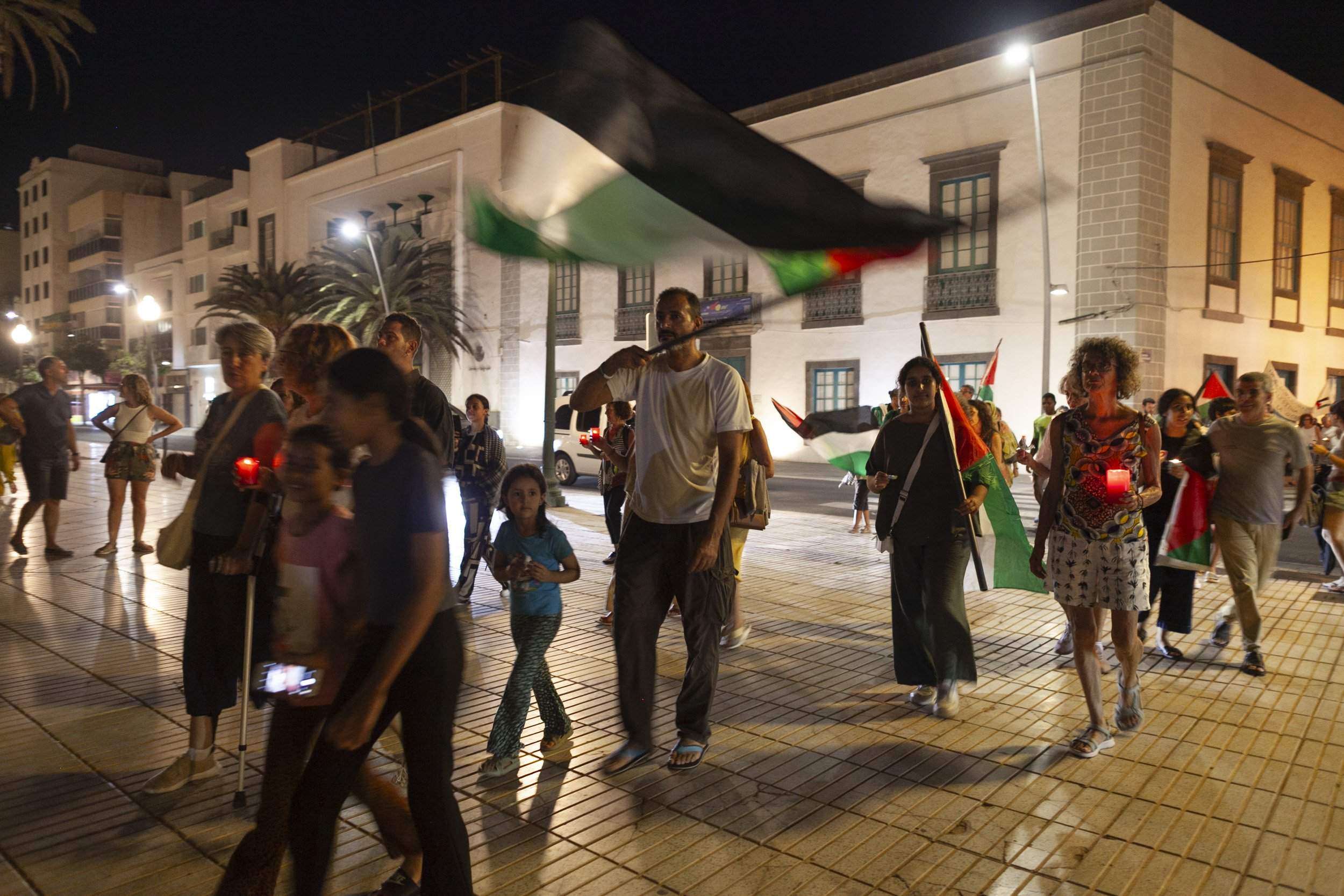 Vigilia de Lanzarote por el genocidio en Palestina. Fotos: Juan Mateos. Vigilia de Lanzarote por el genocidio en Palestina. Fotos: Juan Mateos.