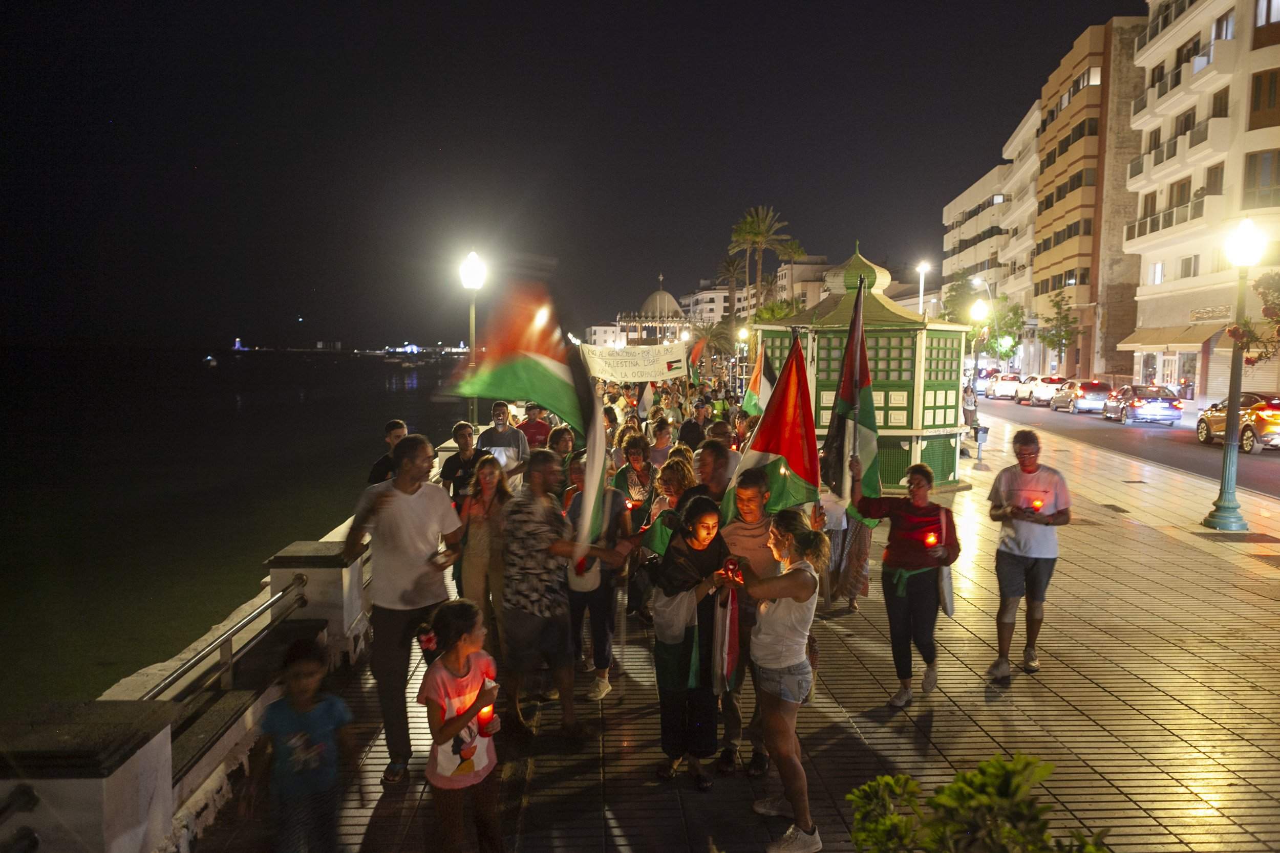 Vigilia de Lanzarote por el genocidio en Palestina. Fotos: Juan Mateos. Vigilia de Lanzarote por el genocidio en Palestina. Fotos: Juan Mateos.