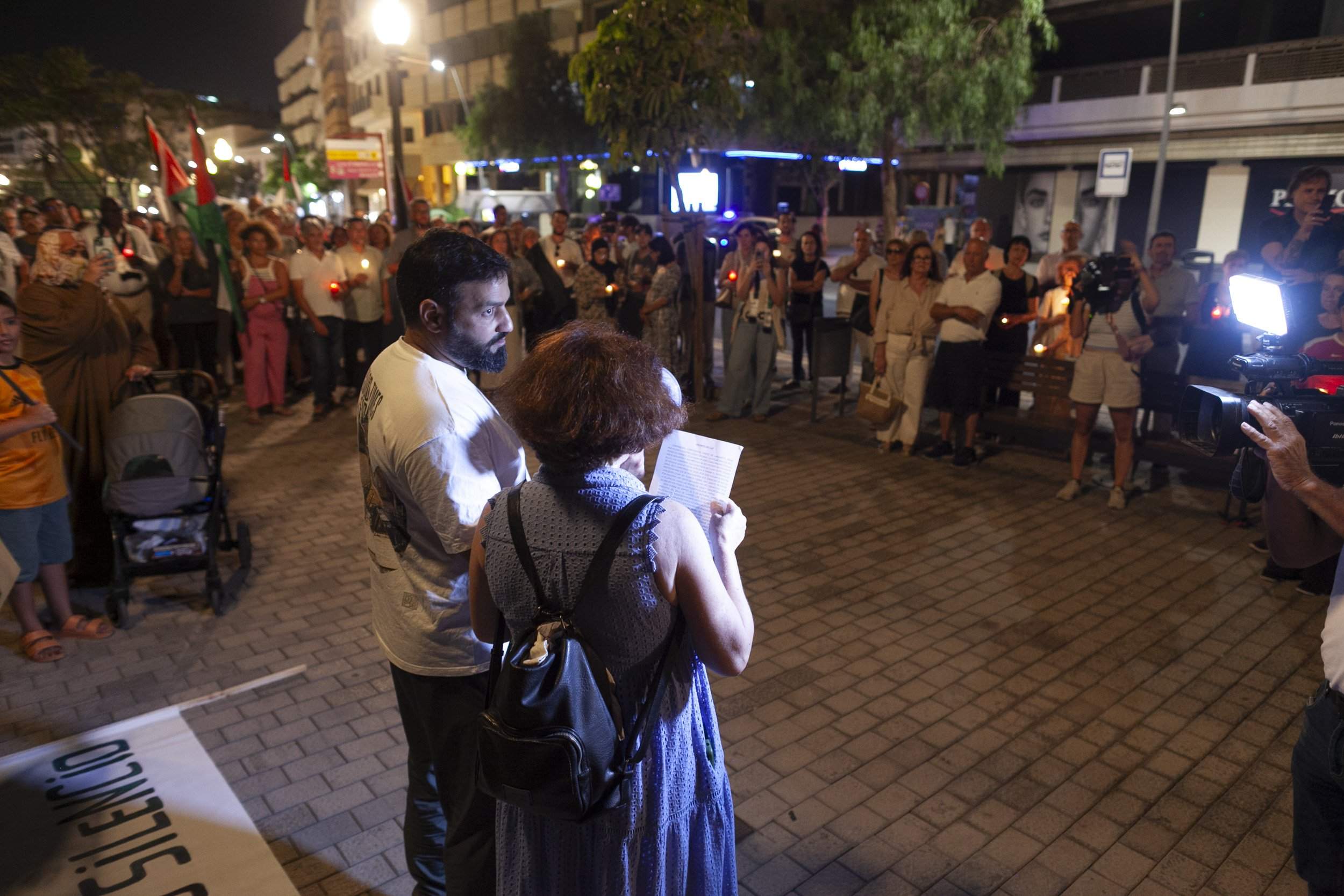 Vigilia de Lanzarote por el genocidio en Palestina. Fotos: Juan Mateos. Vigilia de Lanzarote por el genocidio en Palestina. Fotos: Juan Mateos.