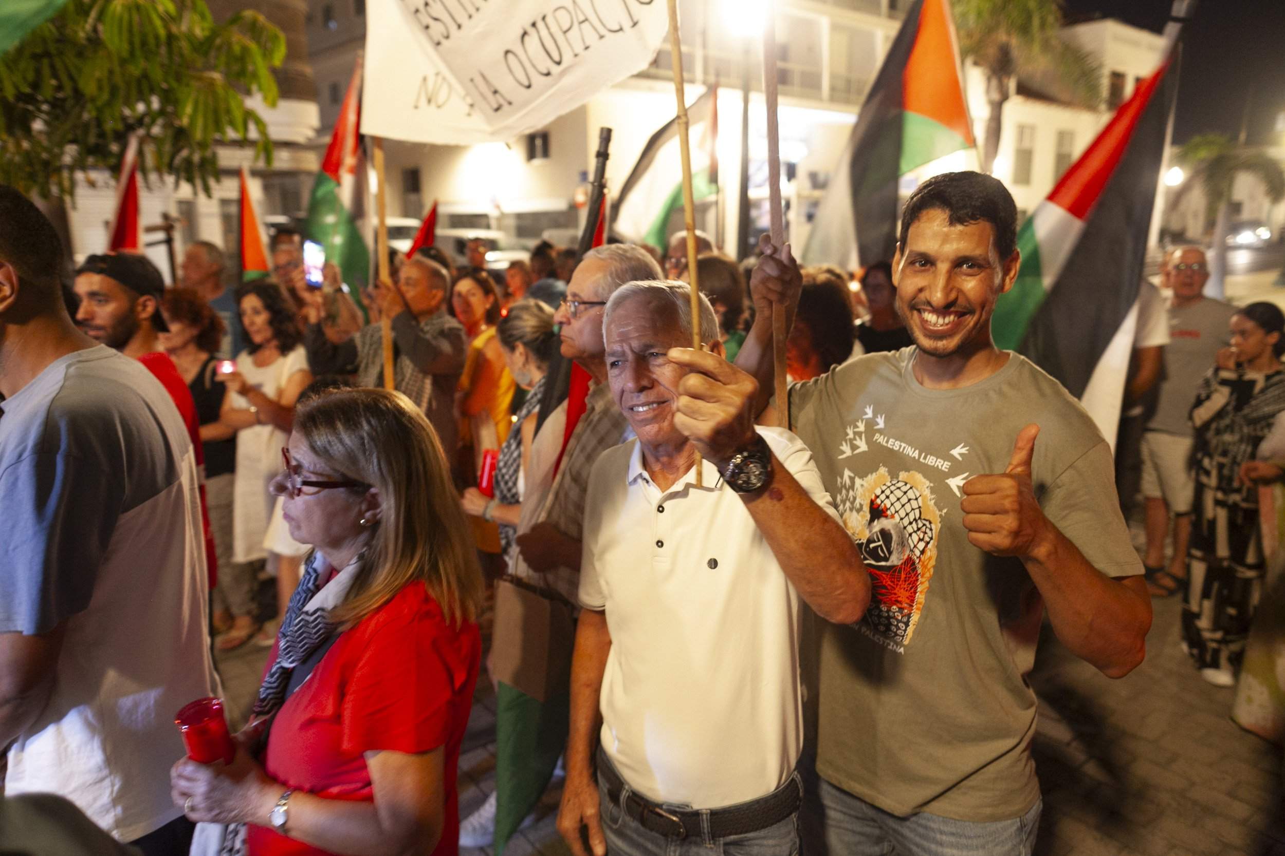Vigilia de Lanzarote por el genocidio en Palestina. Fotos: Juan Mateos. Vigilia de Lanzarote por el genocidio en Palestina. Fotos: Juan Mateos.
