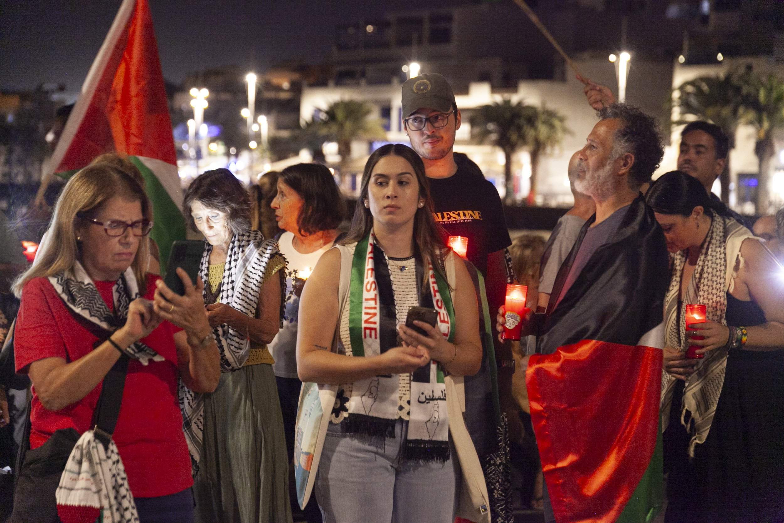 Vigilia de Lanzarote por el genocidio en Palestina. Fotos: Juan Mateos. Vigilia de Lanzarote por el genocidio en Palestina. Fotos: Juan Mateos.