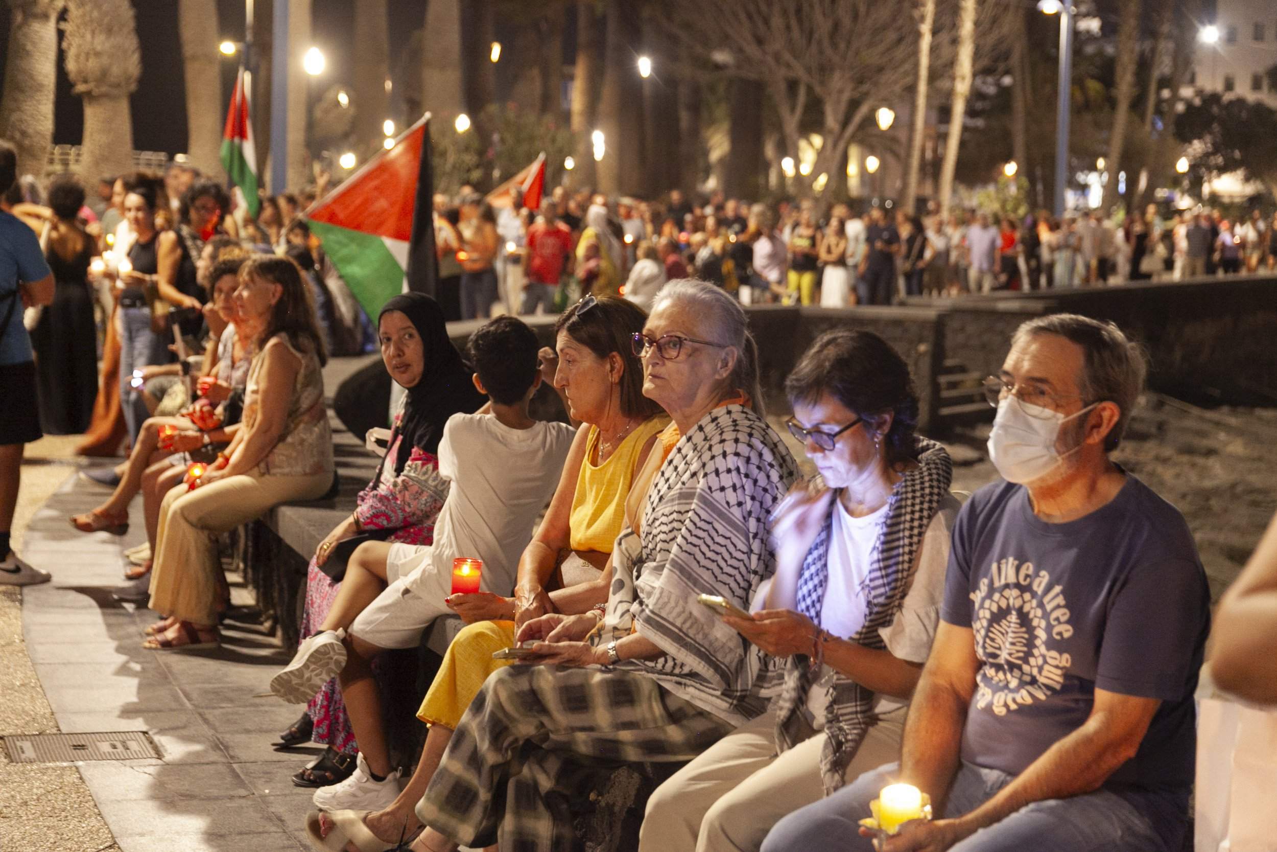 Vigilia de Lanzarote por el genocidio en Palestina. Fotos: Juan Mateos. Vigilia de Lanzarote por el genocidio en Palestina. Fotos: Juan Mateos.