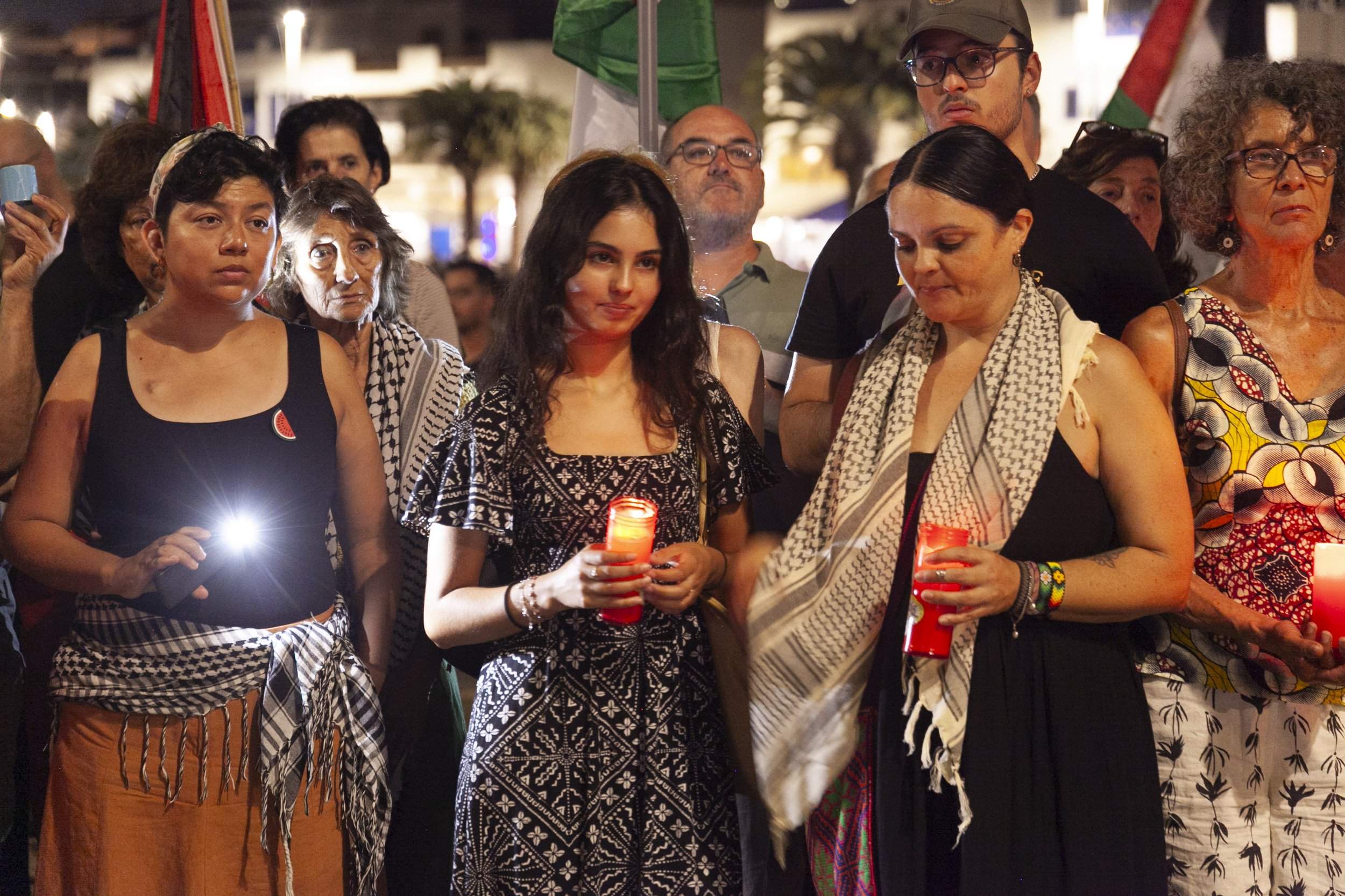 Vigilia de Lanzarote por el genocidio en Palestina. Fotos: Juan Mateos. Vigilia de Lanzarote por el genocidio en Palestina. Fotos: Juan Mateos.