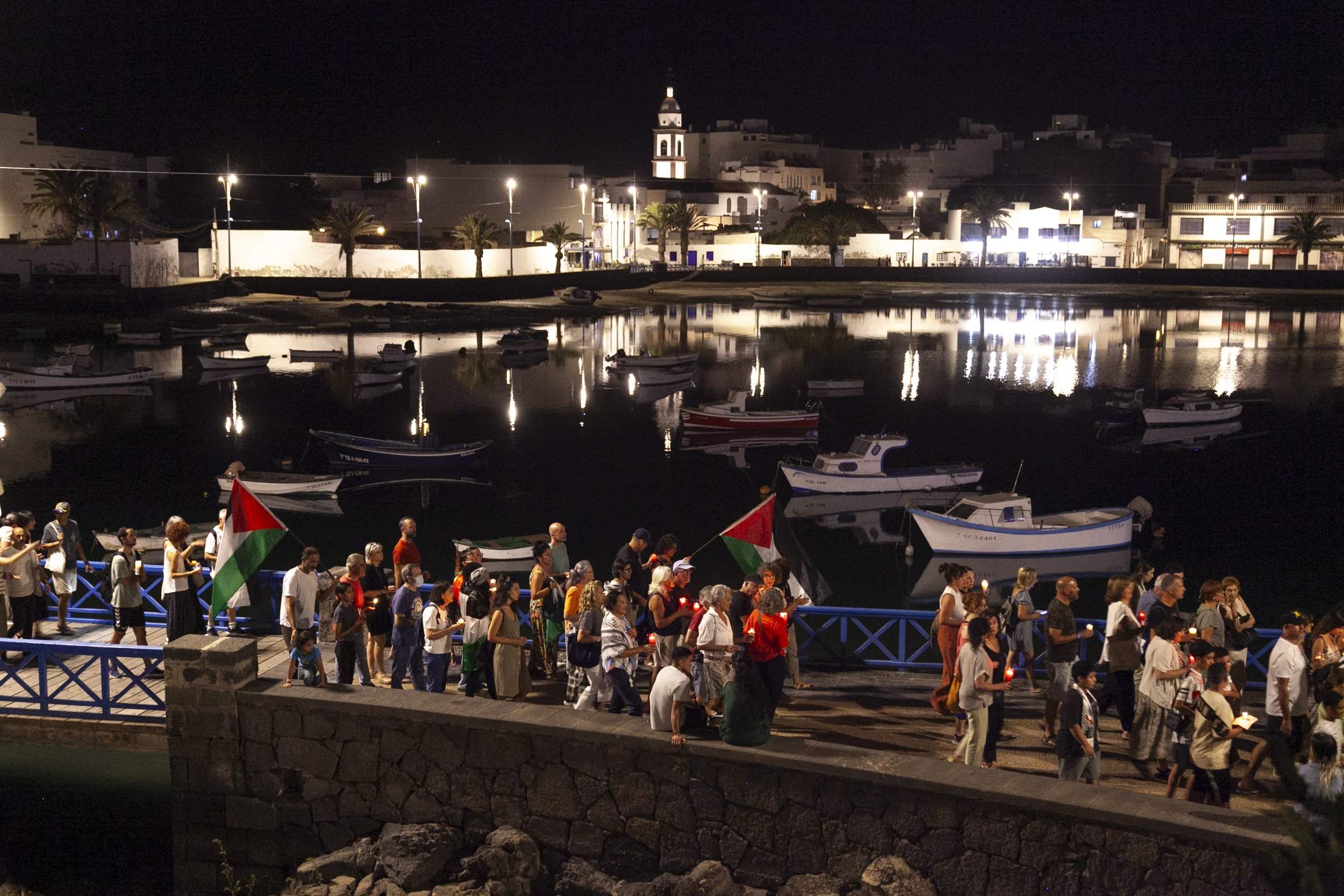 Vigilia de Lanzarote por el genocidio en Palestina. Fotos: Juan Mateos. Vigilia de Lanzarote por el genocidio en Palestina. Fotos: Juan Mateos.