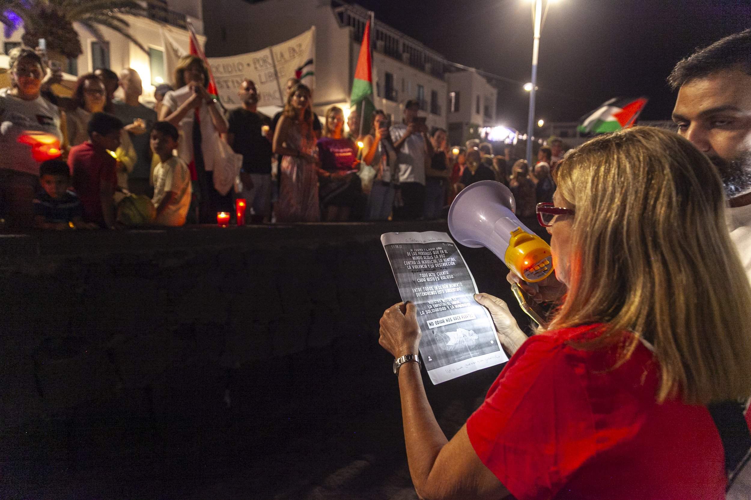 Vigilia de Lanzarote por el genocidio en Palestina. Fotos: Juan Mateos. Vigilia de Lanzarote por el genocidio en Palestina. Fotos: Juan Mateos.