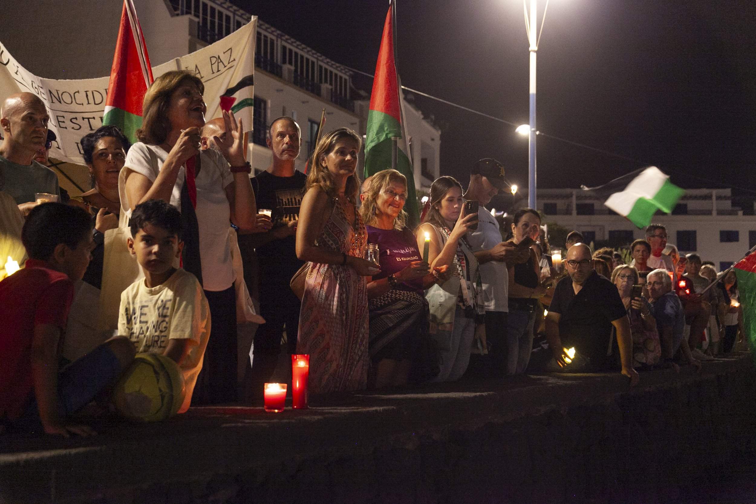 Vigilia de Lanzarote por el genocidio en Palestina. Fotos: Juan Mateos. Vigilia de Lanzarote por el genocidio en Palestina. Fotos: Juan Mateos.