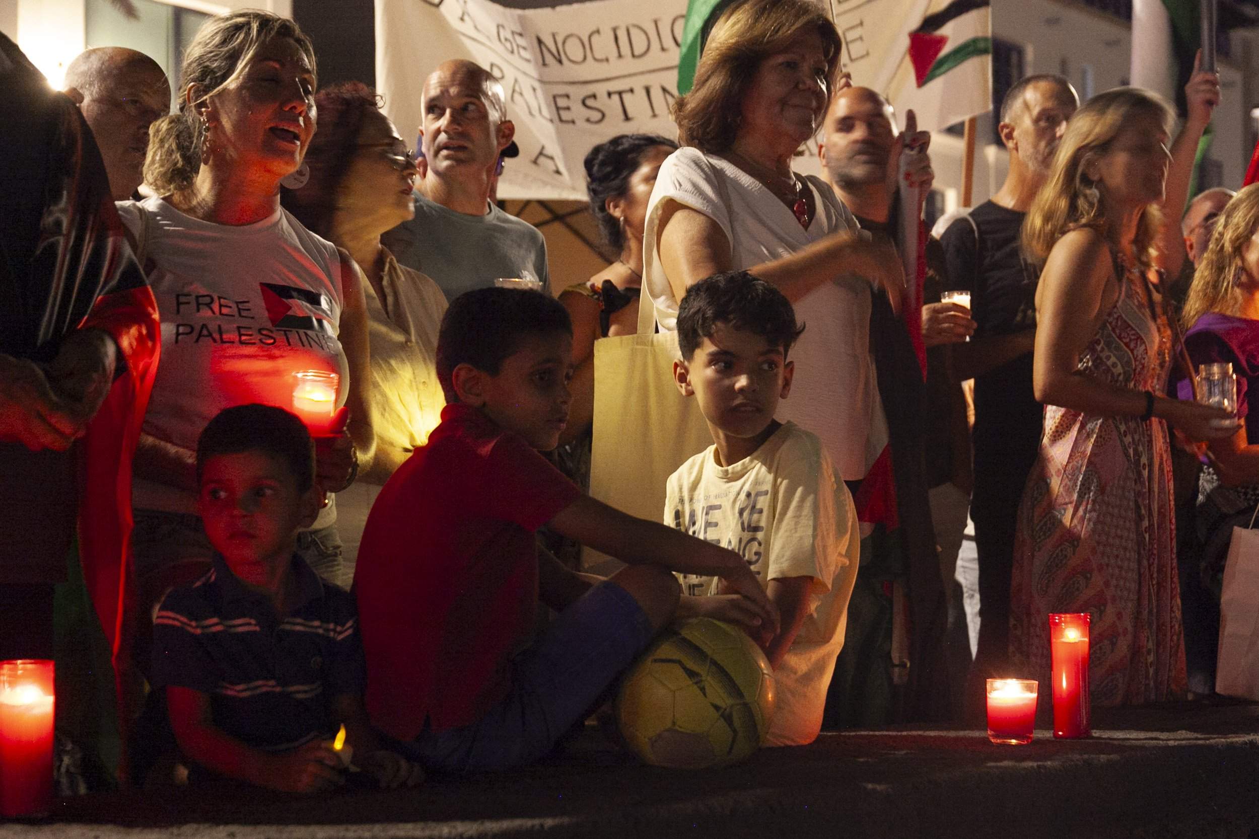Vigilia de Lanzarote por el genocidio en Palestina. Fotos: Juan Mateos. Vigilia de Lanzarote por el genocidio en Palestina. Fotos: Juan Mateos.