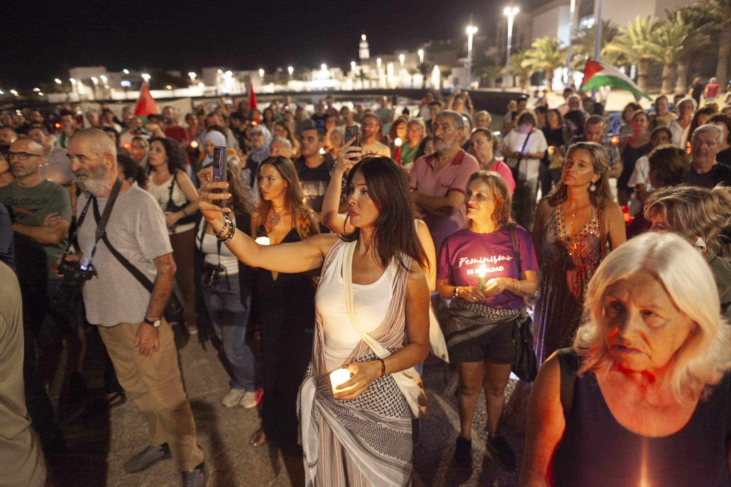 Vigilia de Lanzarote por el genocidio en Palestina. Fotos: Juan Mateos. Vigilia de Lanzarote por el genocidio en Palestina. Fotos: Juan Mateos.