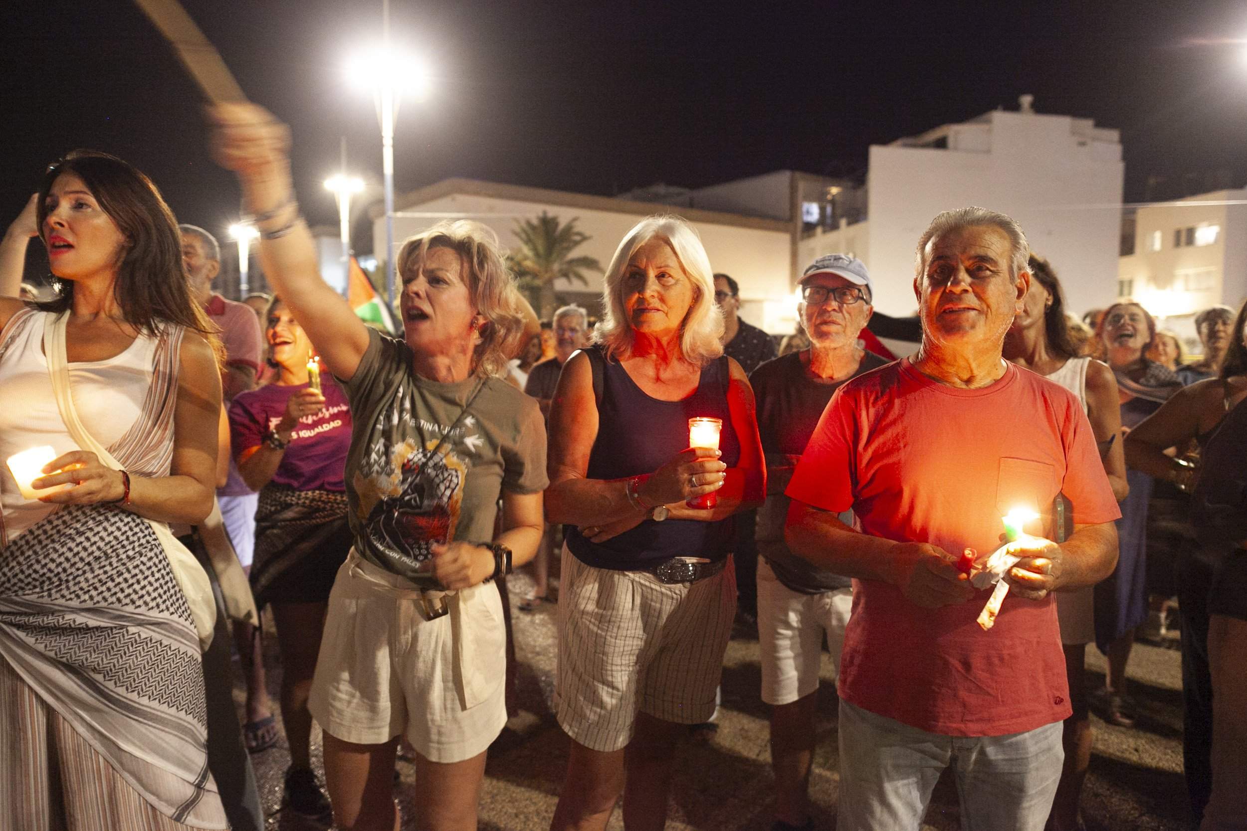 Vigilia de Lanzarote por el genocidio en Palestina. Fotos: Juan Mateos. Vigilia de Lanzarote por el genocidio en Palestina. Fotos: Juan Mateos.