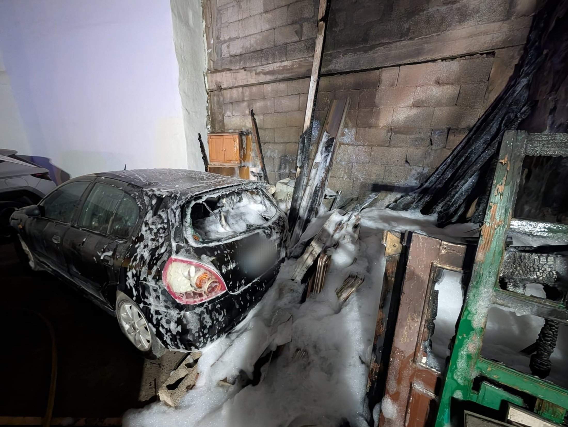 Coche afectado por el incendio