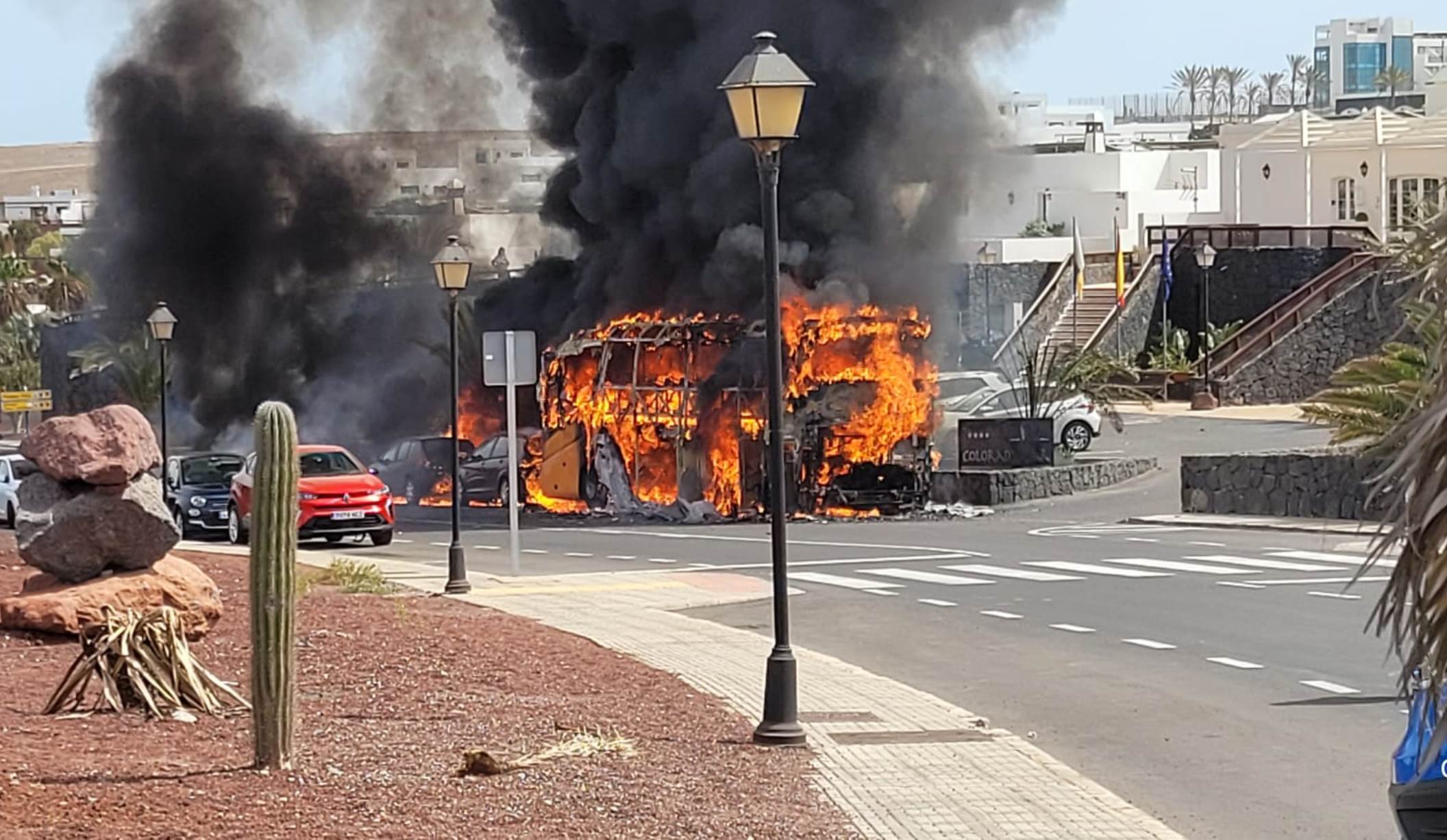 Guagua ardiendo en Playa Blanca