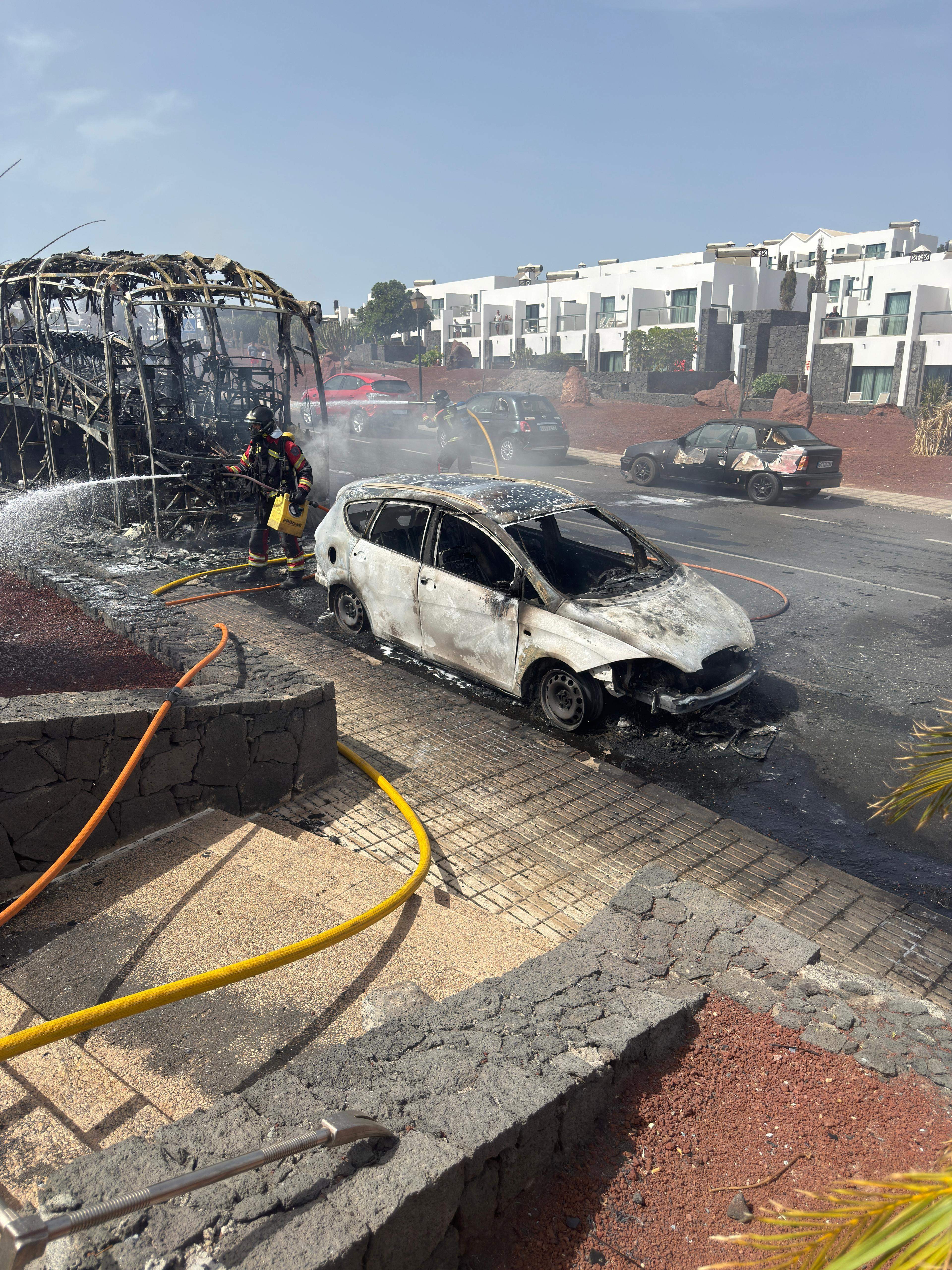 Arde una guagua en Playa Blanca 