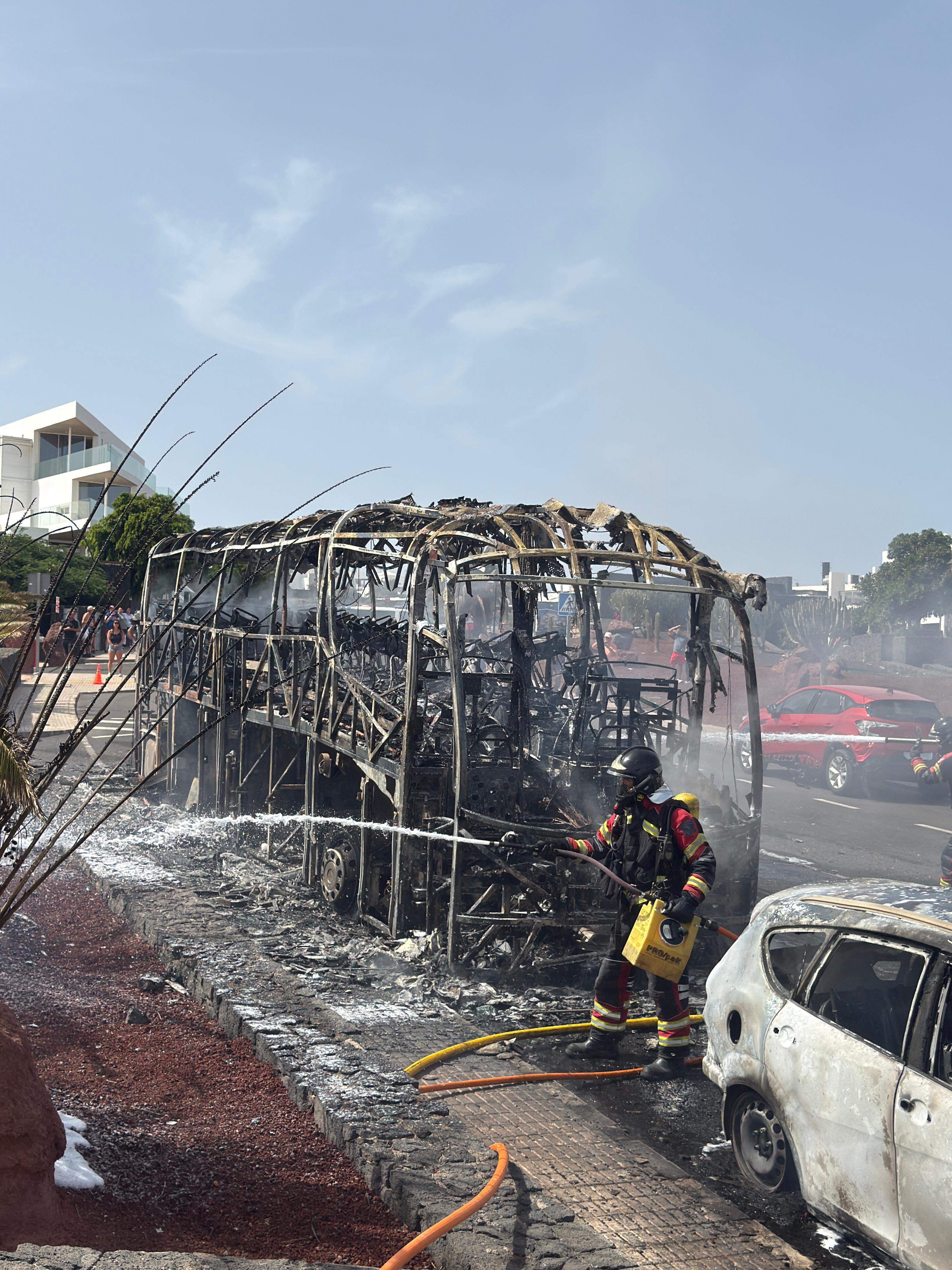 Arde una guagua en Playa Blanca 