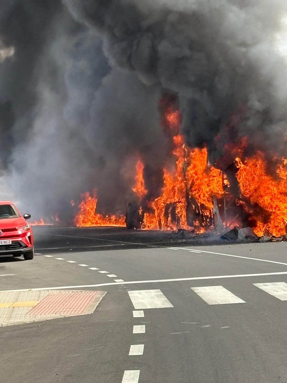 Arde una guagua en Playa Blanca 