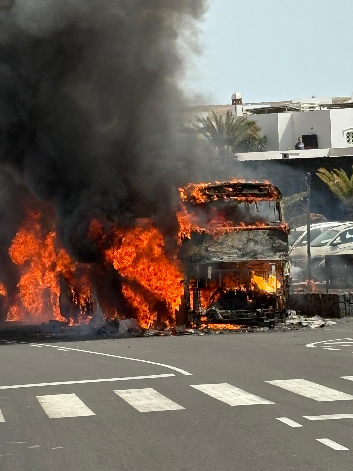 Arde una guagua en Playa Blanca 