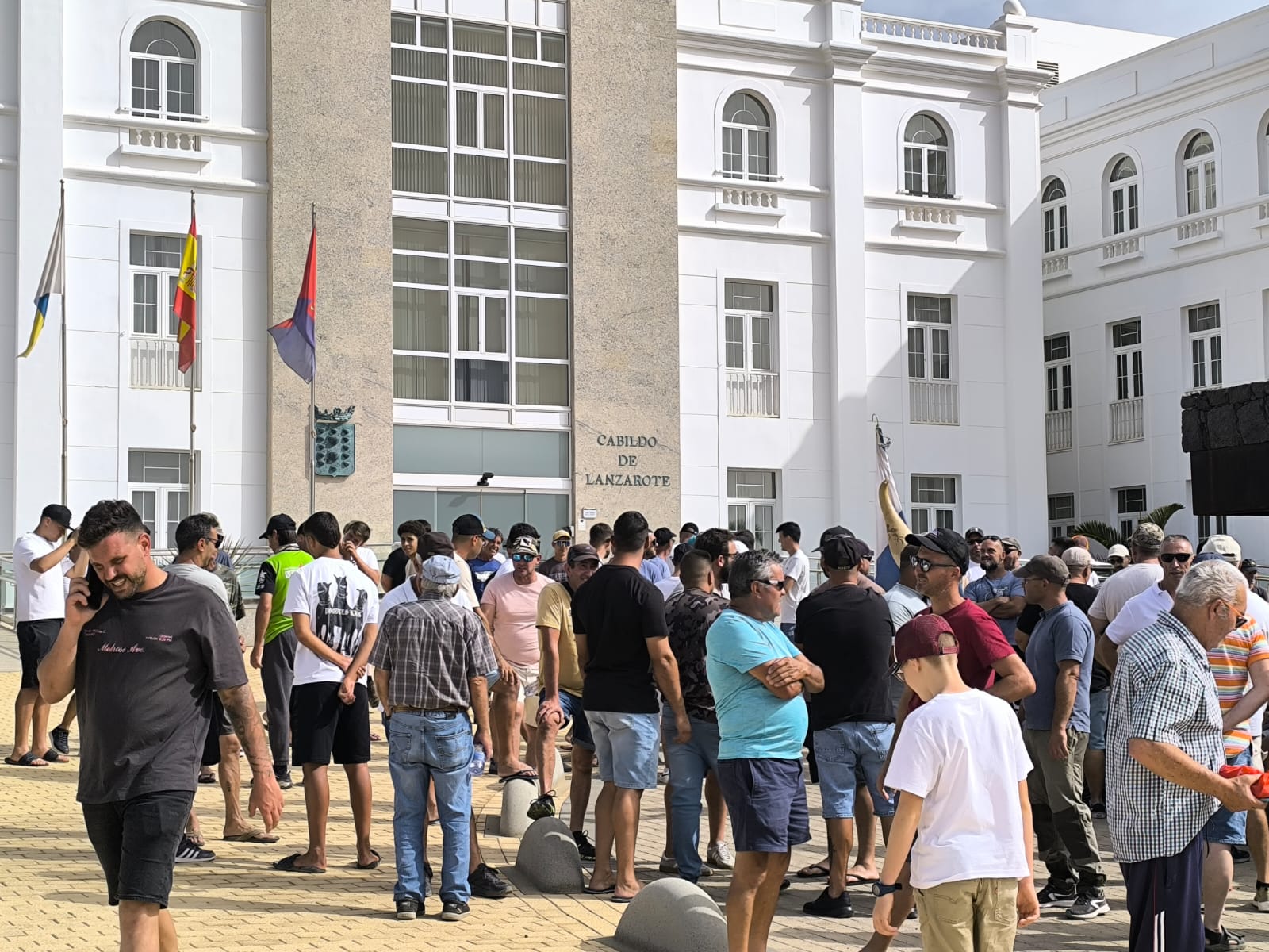 Concentración de cazadores en el Cabildo de Lanzarote