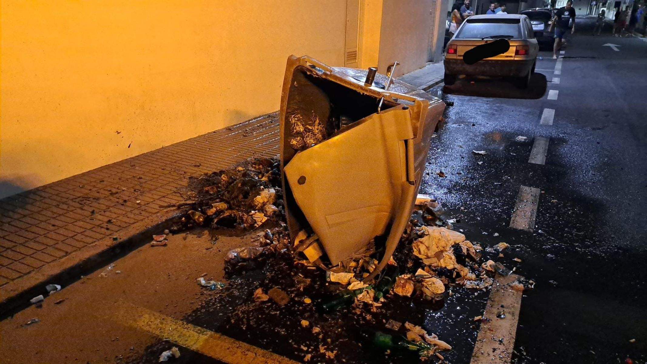 Uno de los contenedores quemados durante la madrugada en San Bartolomé.