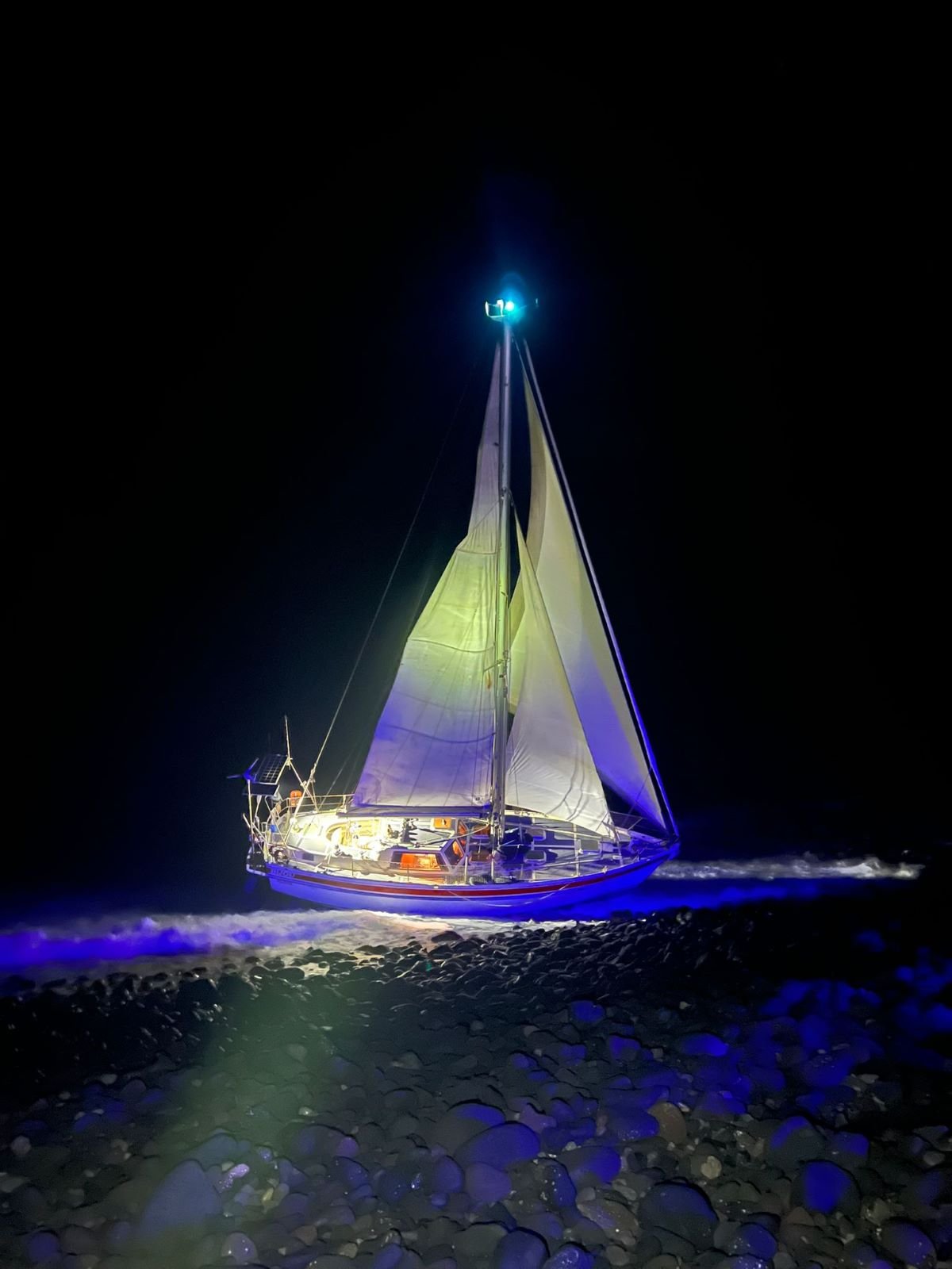 Barco encallado en la costa de Guatiza