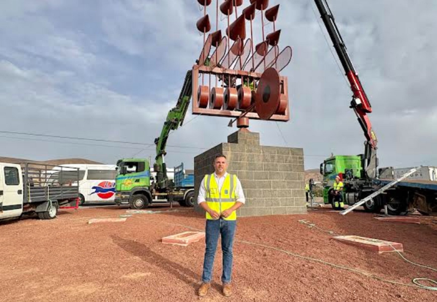Consejero de Obras Públicas, Jacobo Medina, junto al Juguete del Viento de Arrieta.