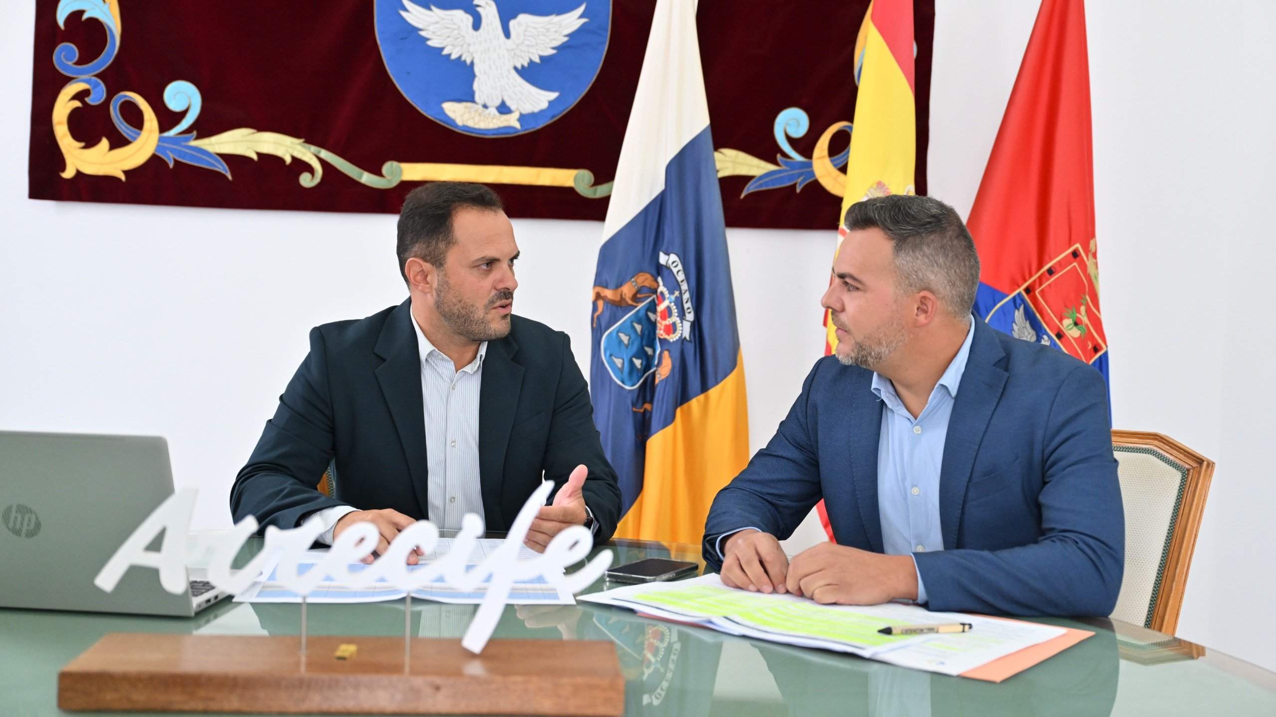 El alcalde de Arrecife, Yonathan de León, y el consejero insular de Obras Públicas, Jacobo Medina, estudian el avance de los nuevos proyectos de ámbito insular en  la capital 